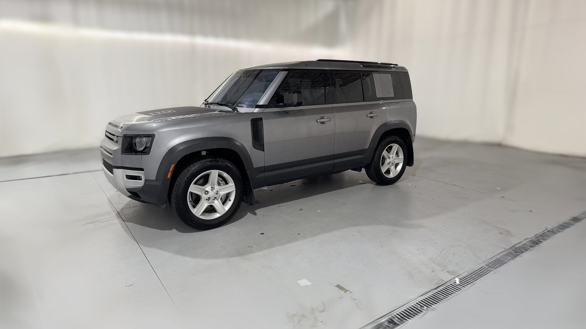 2023 Land Rover Defender 110 vehicle photo