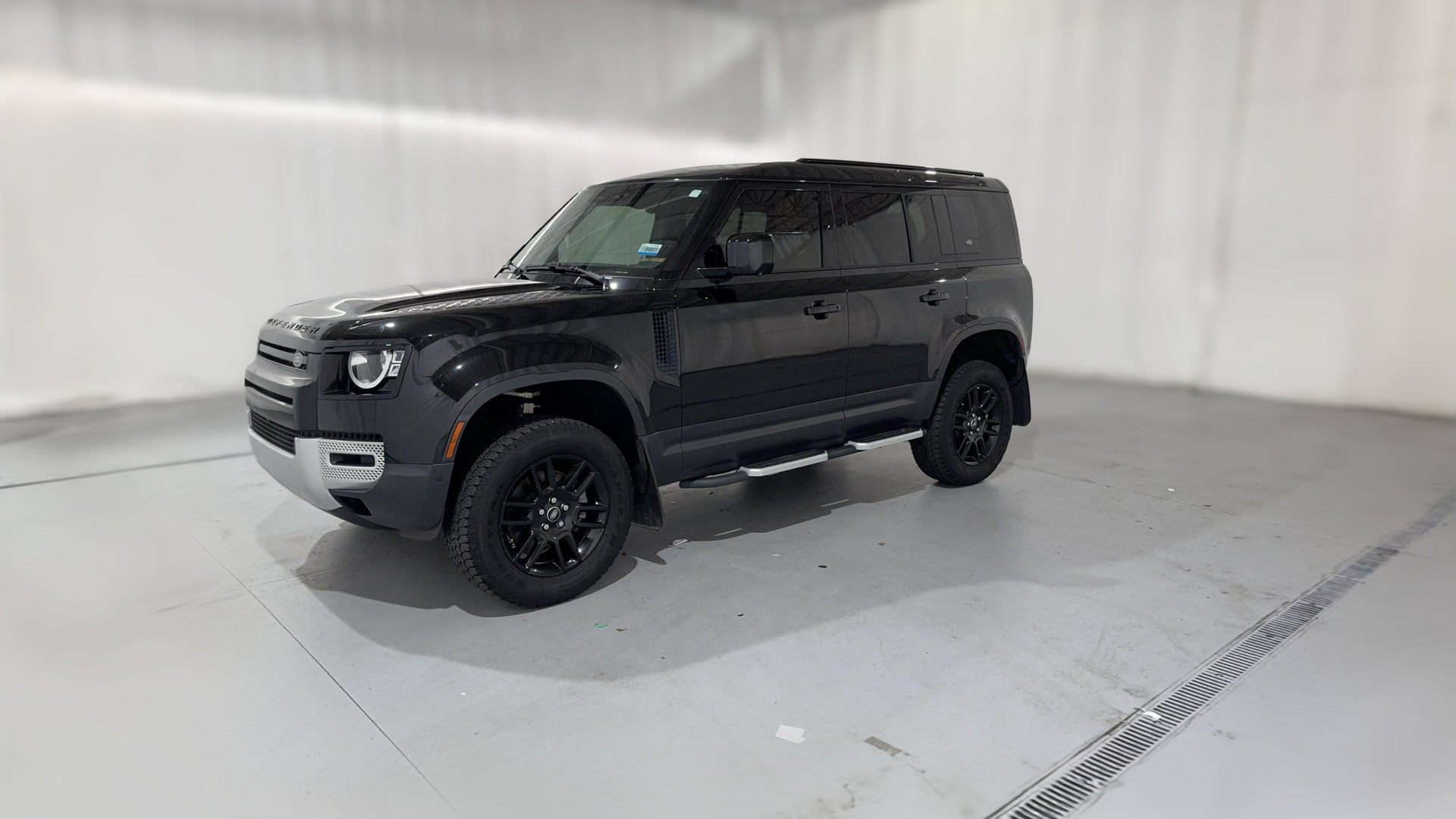 2023 Land Rover Defender 110 vehicle photo