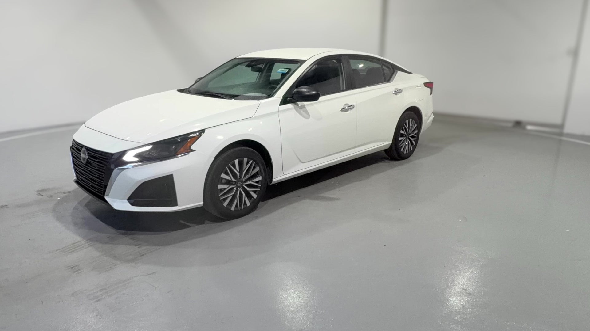 2025 Nissan Altima vehicle photo
