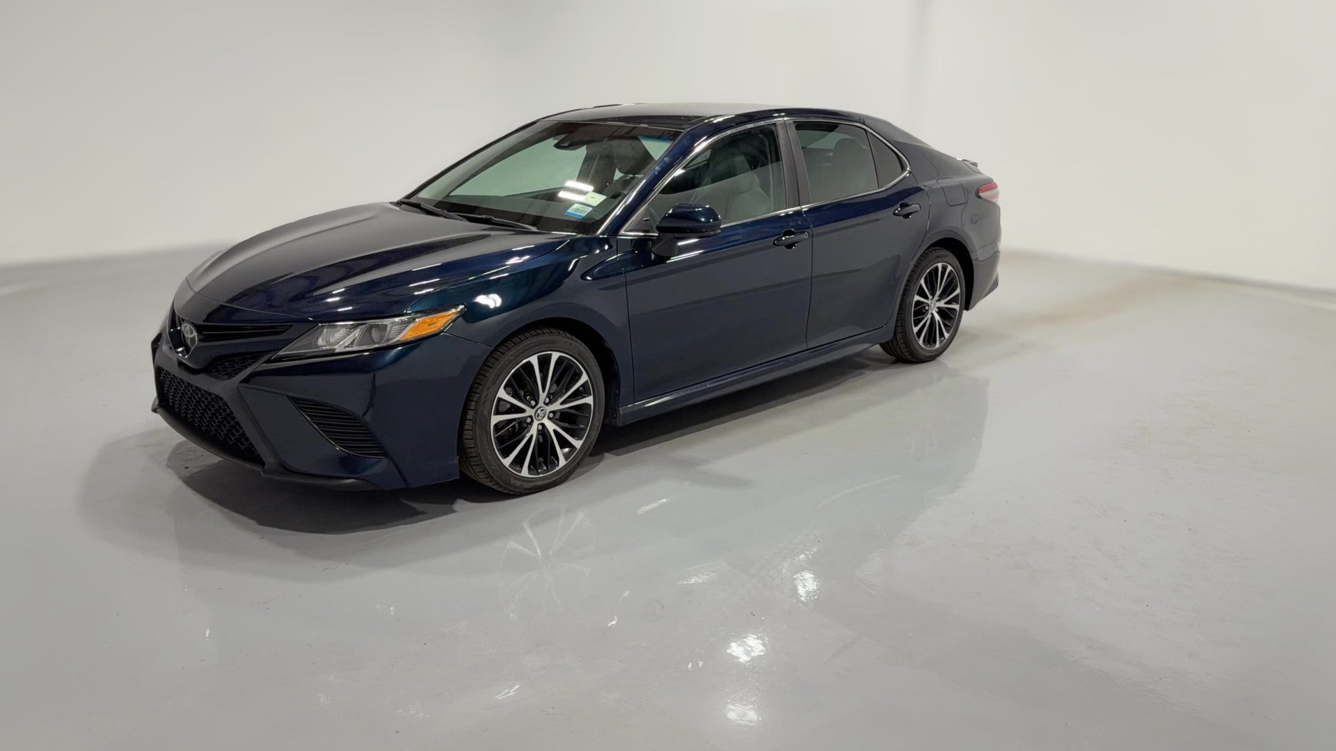 2018 Toyota Camry vehicle photo