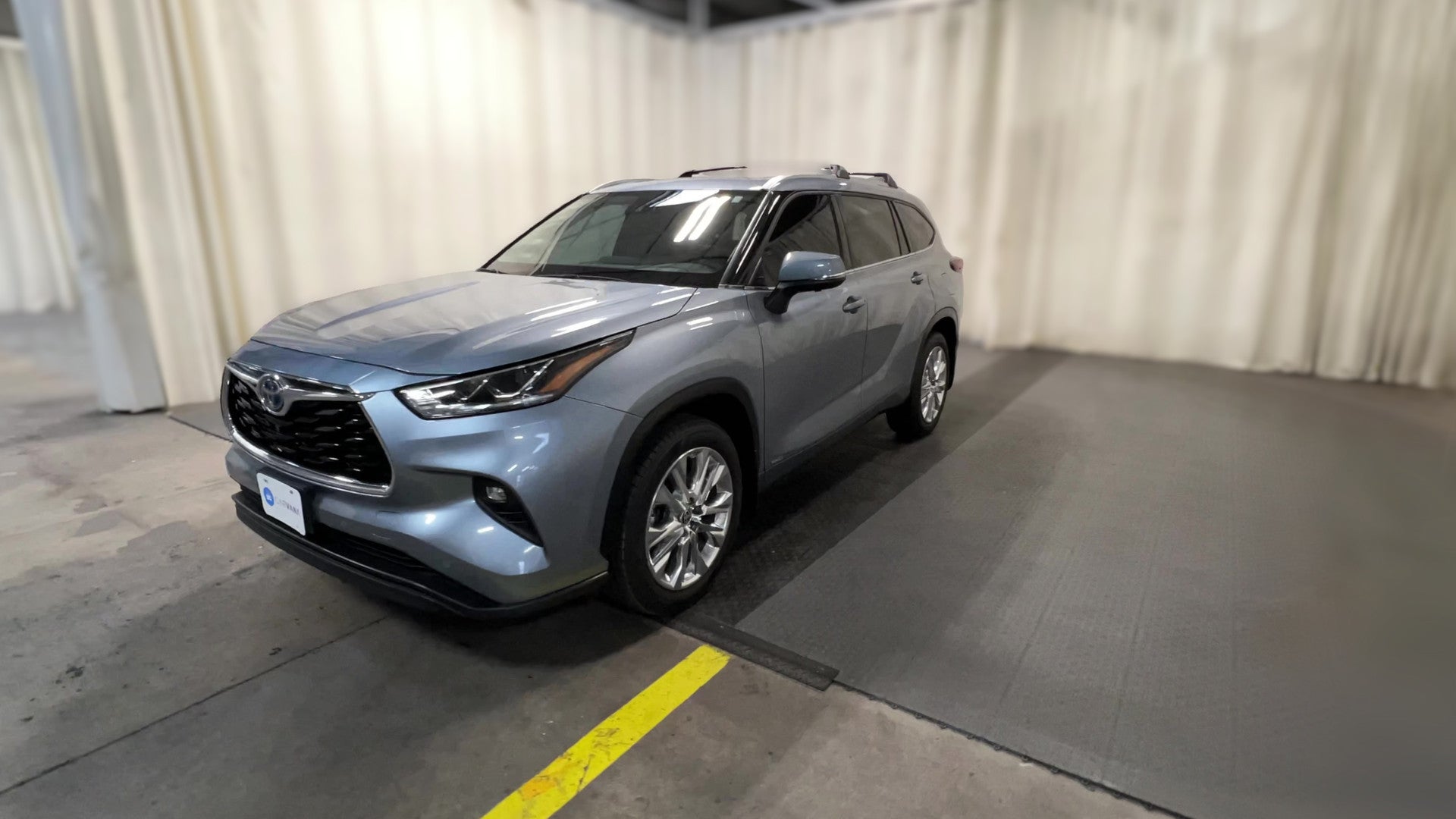 2024 Toyota Highlander Hybrid vehicle photo