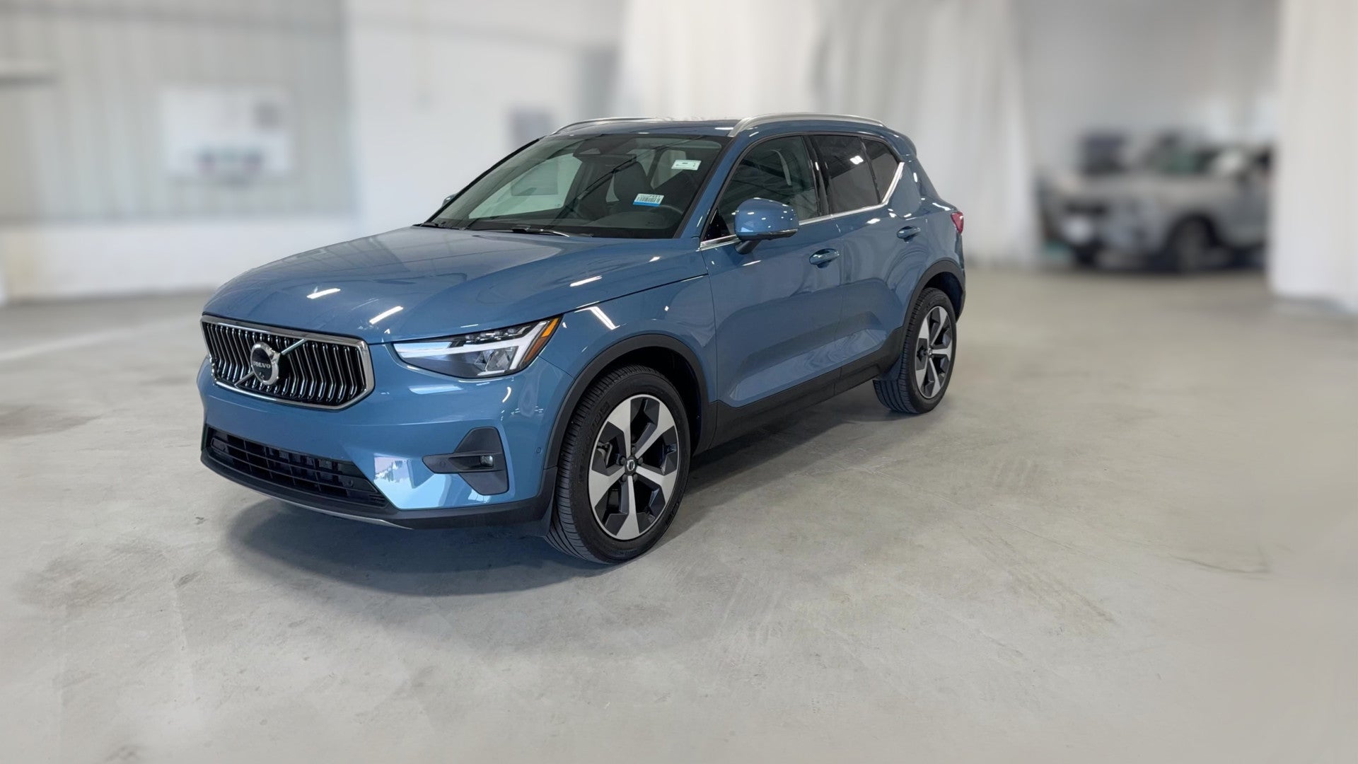 2025 Volvo XC40 vehicle photo