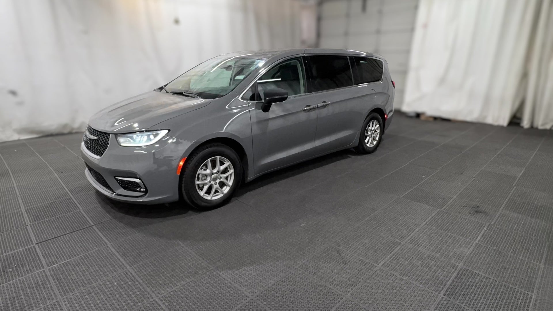 2023 Chrysler Pacifica vehicle photo