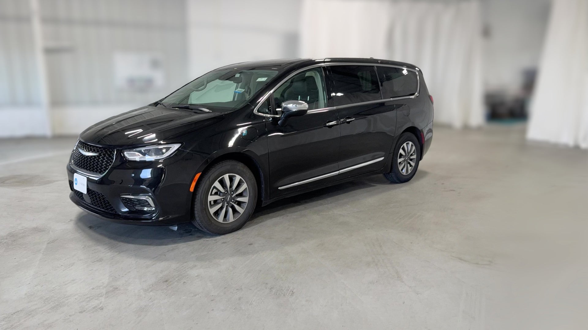 2023 Chrysler Pacifica Hybrid vehicle photo