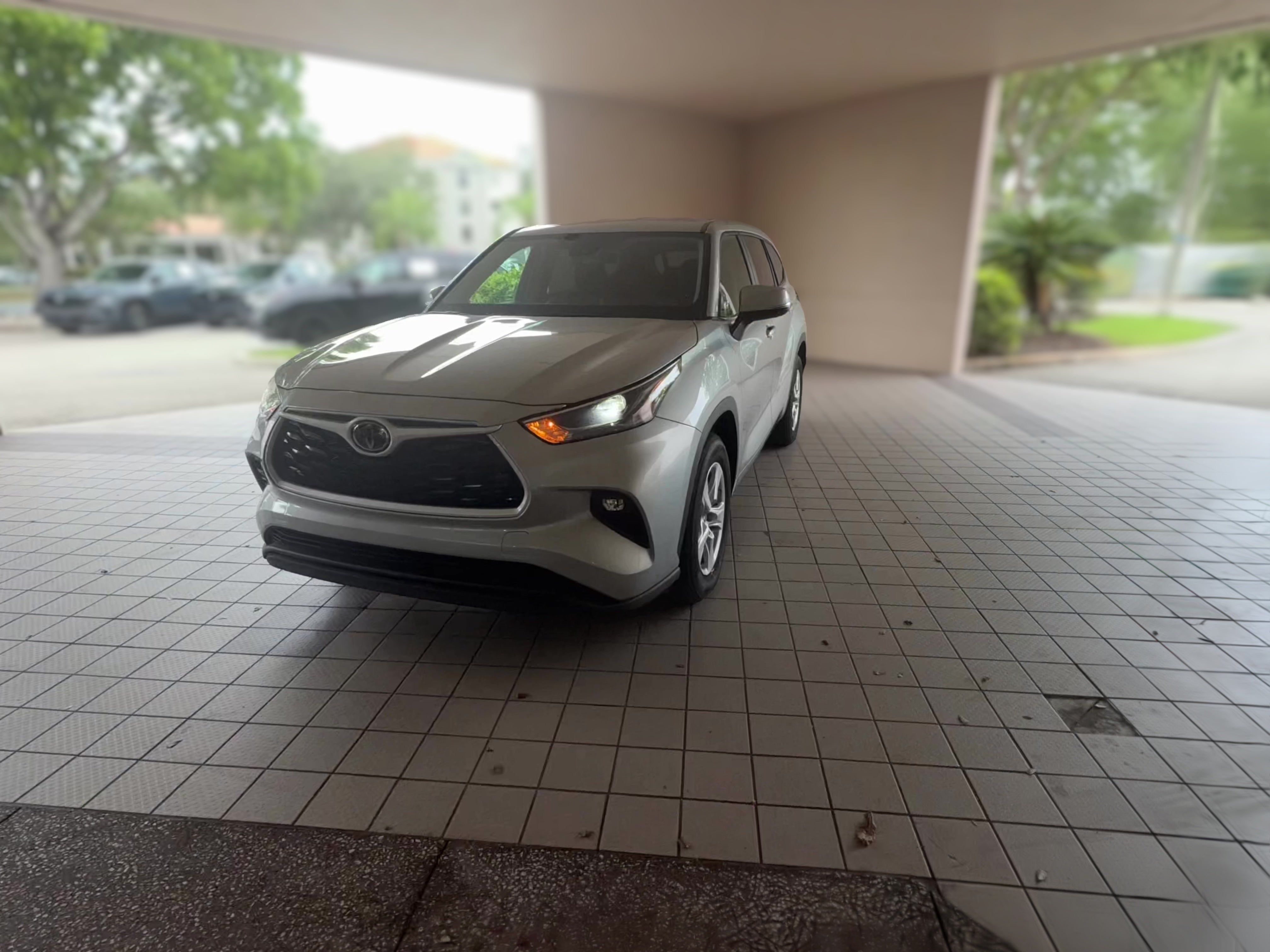 2025 Toyota Highlander LE - Photo 25