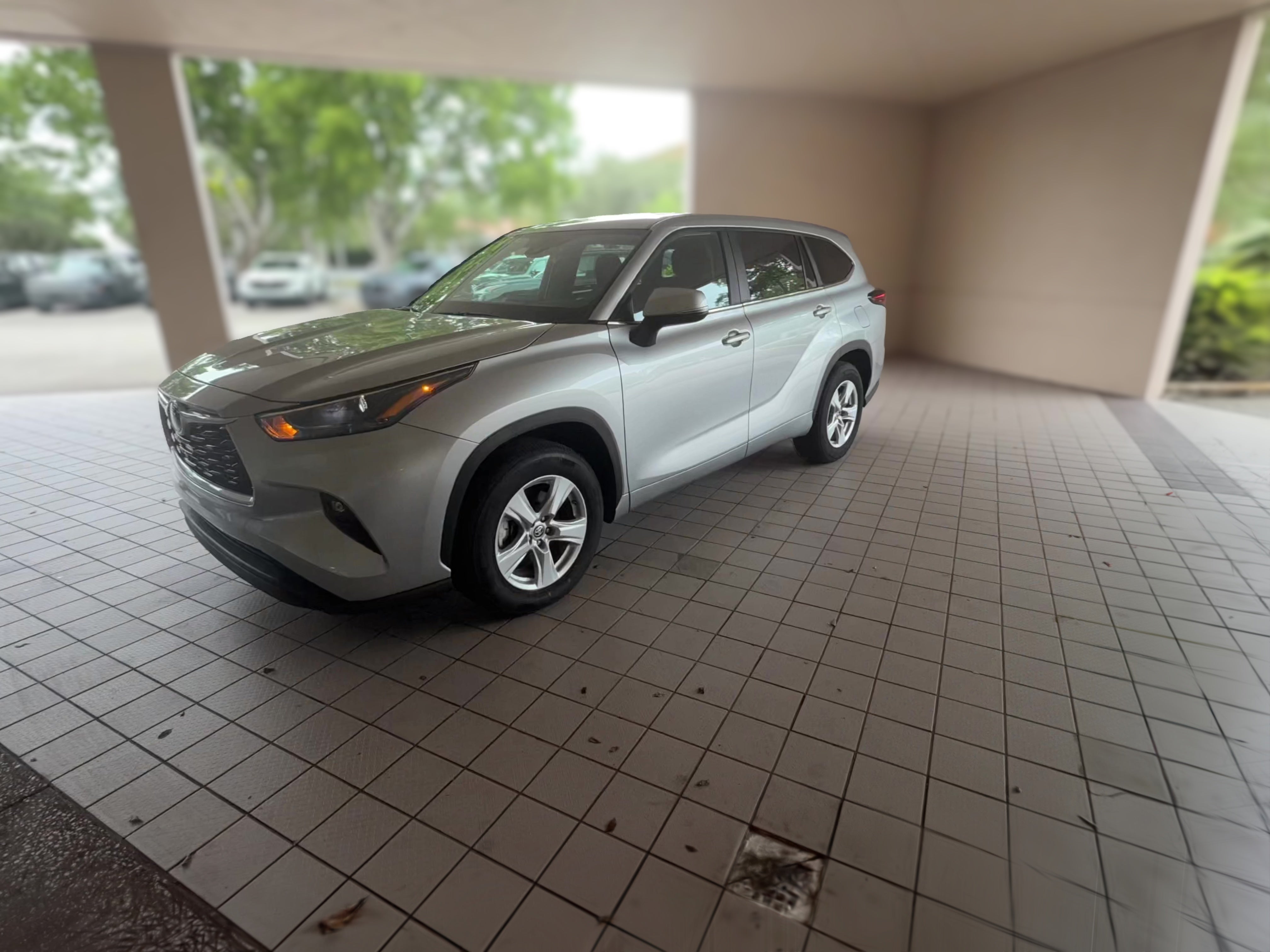2025 Toyota Highlander LE - Photo 26