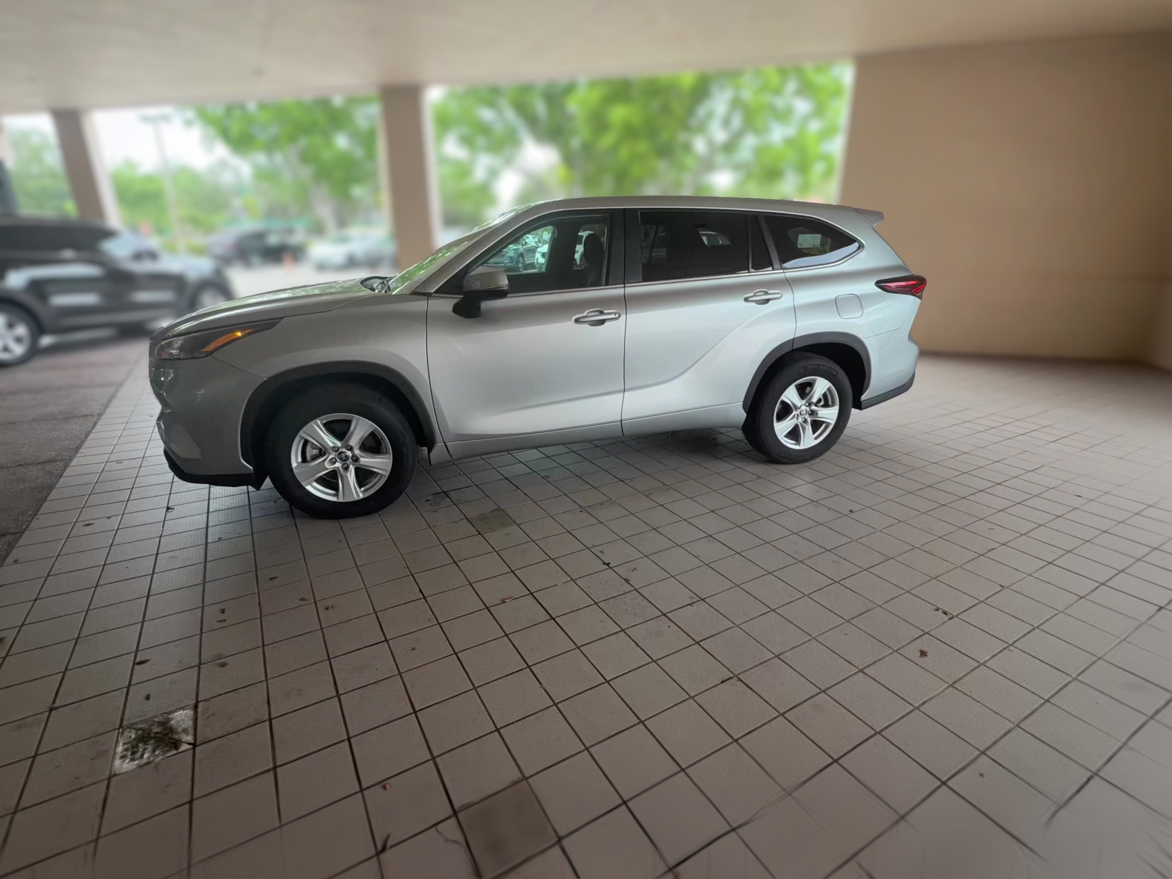 2025 Toyota Highlander LE - Photo 27