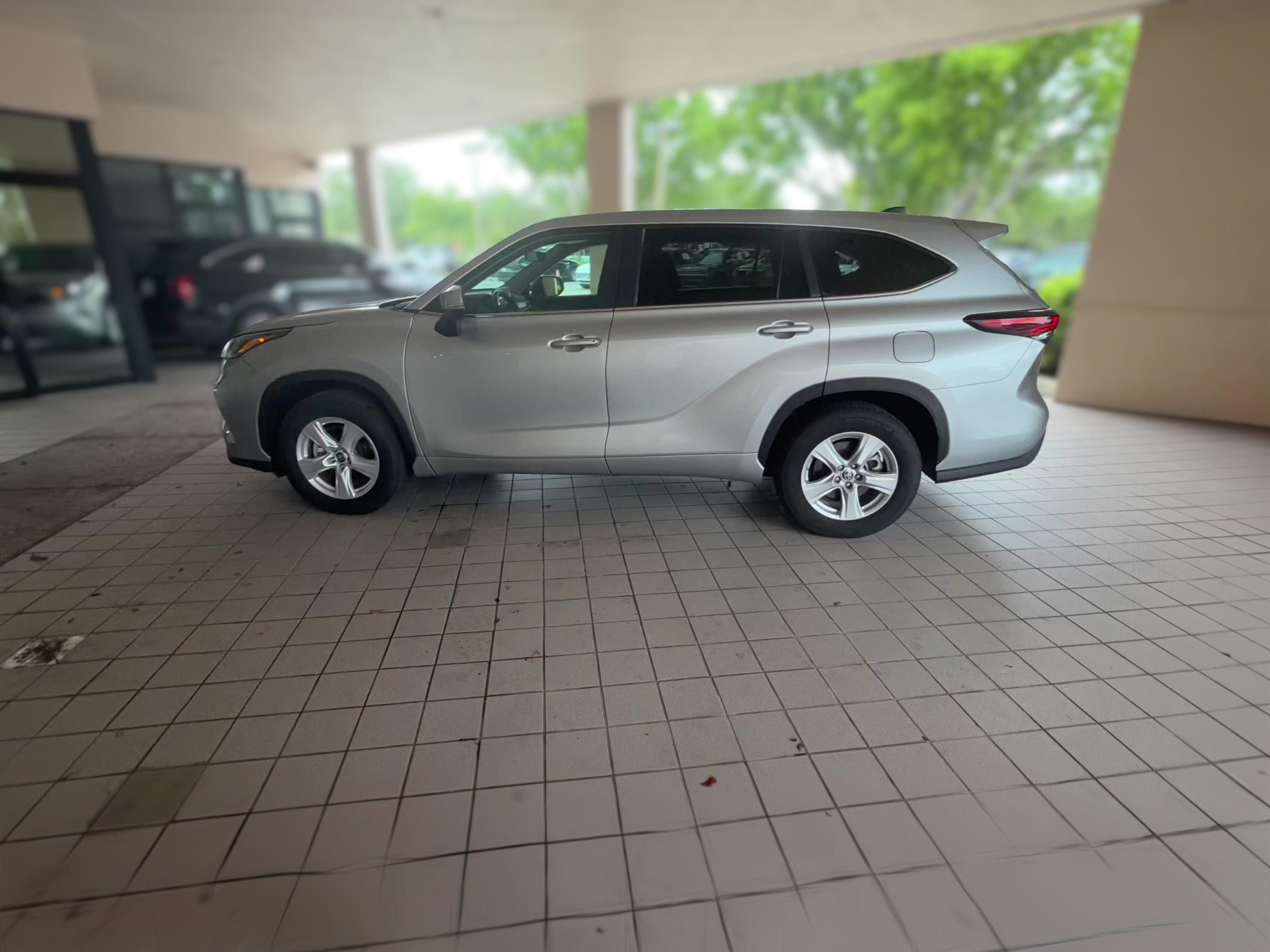2025 Toyota Highlander LE - Photo 28