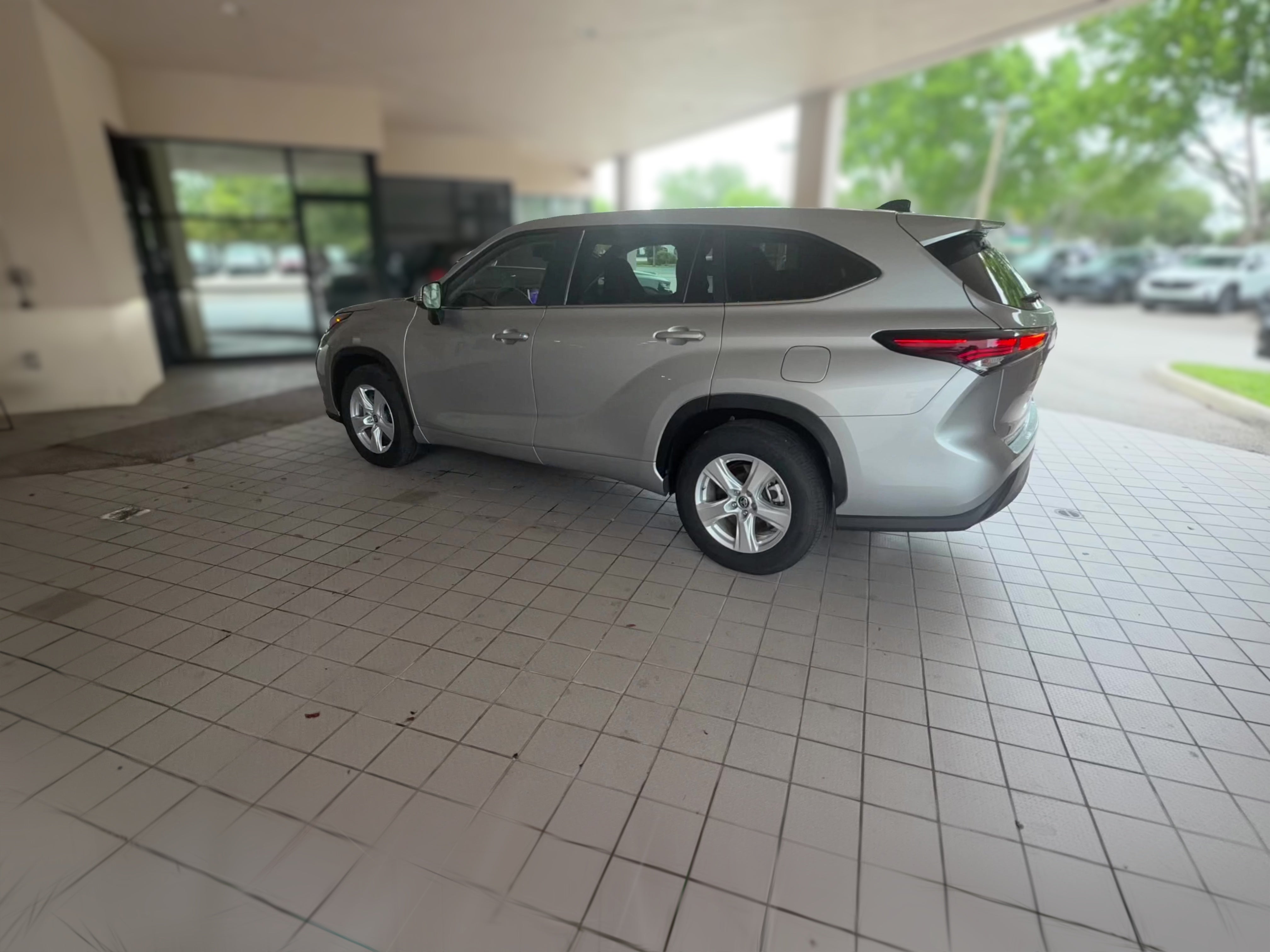2025 Toyota Highlander LE - Photo 29