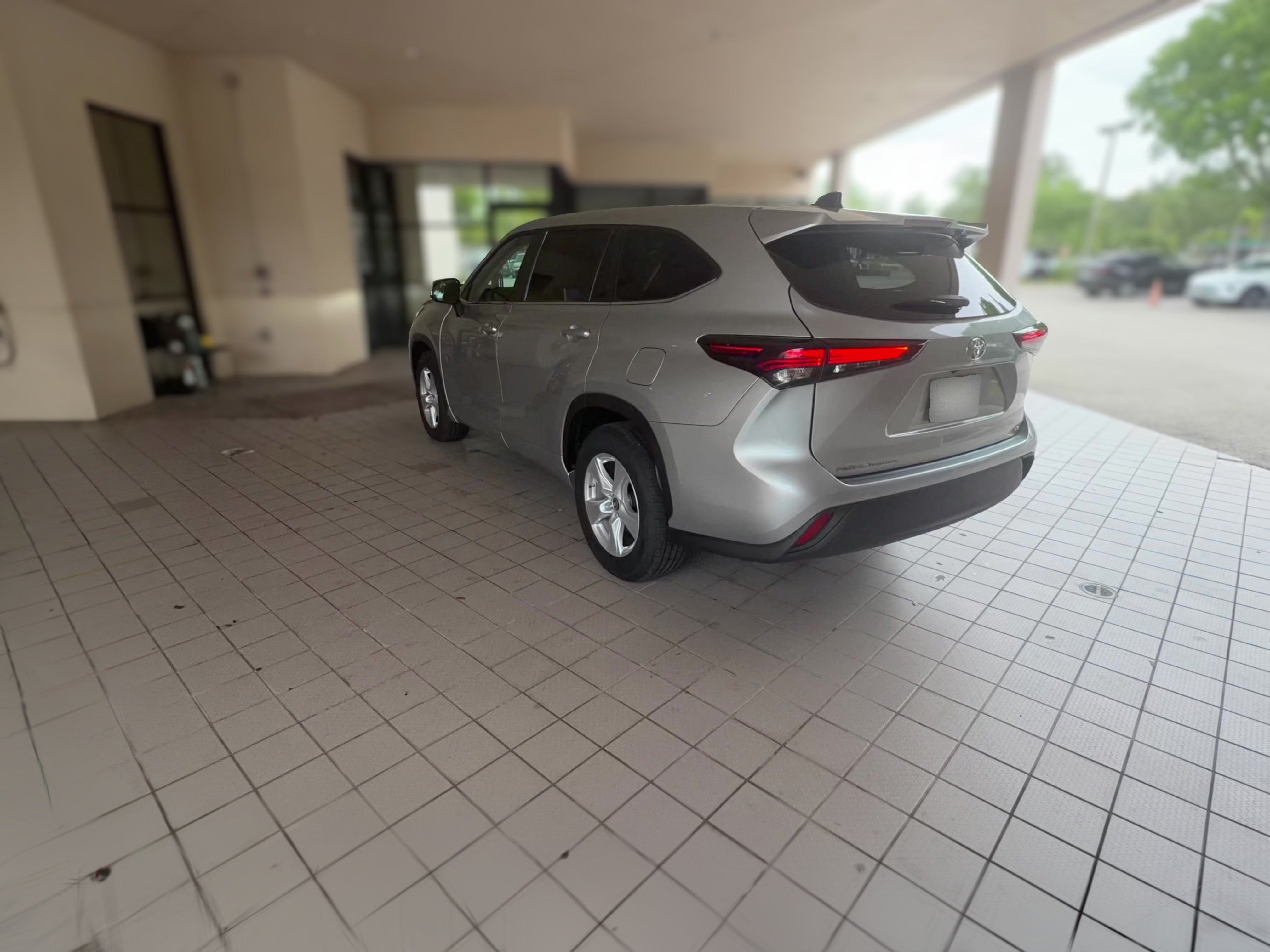 2025 Toyota Highlander LE - Photo 30