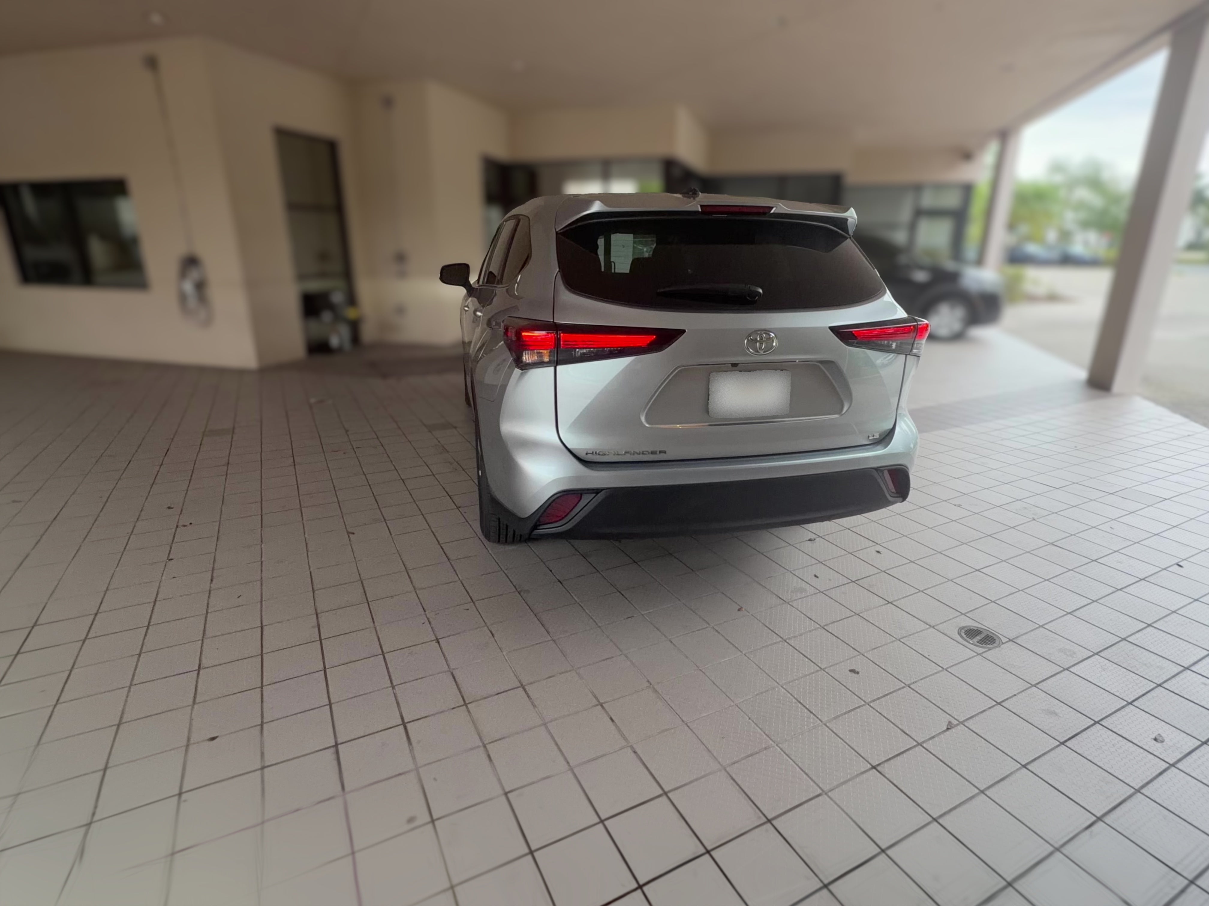 2025 Toyota Highlander LE - Photo 31