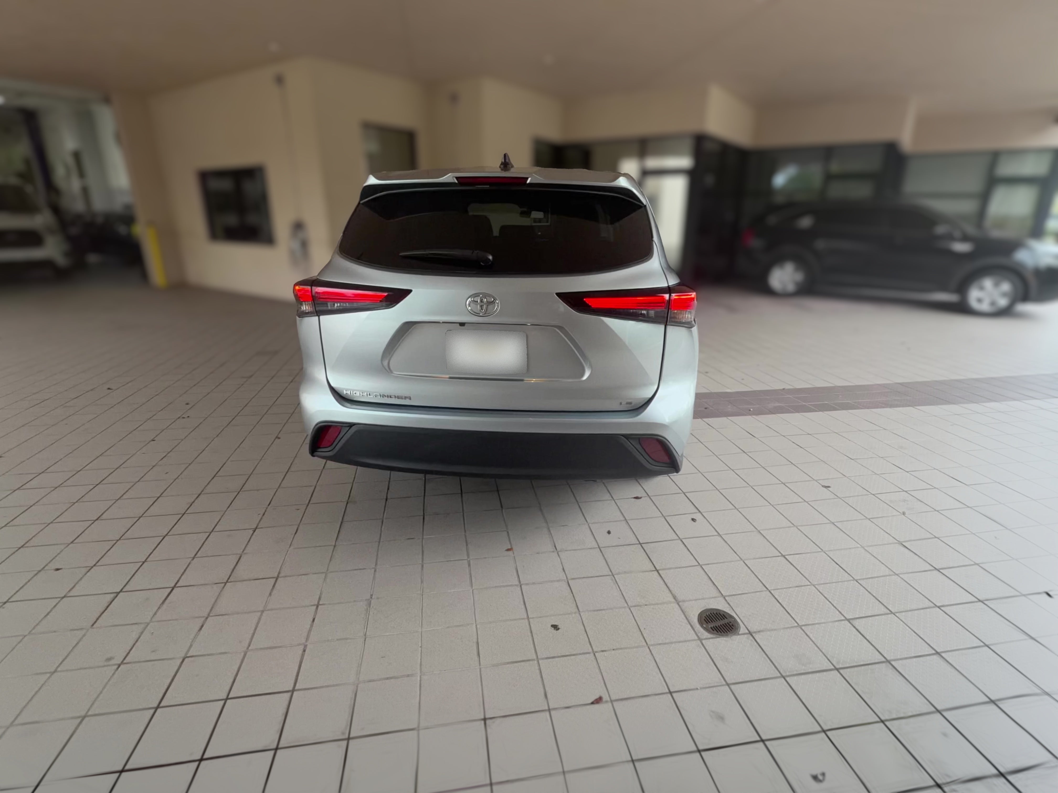 2025 Toyota Highlander LE - Photo 32