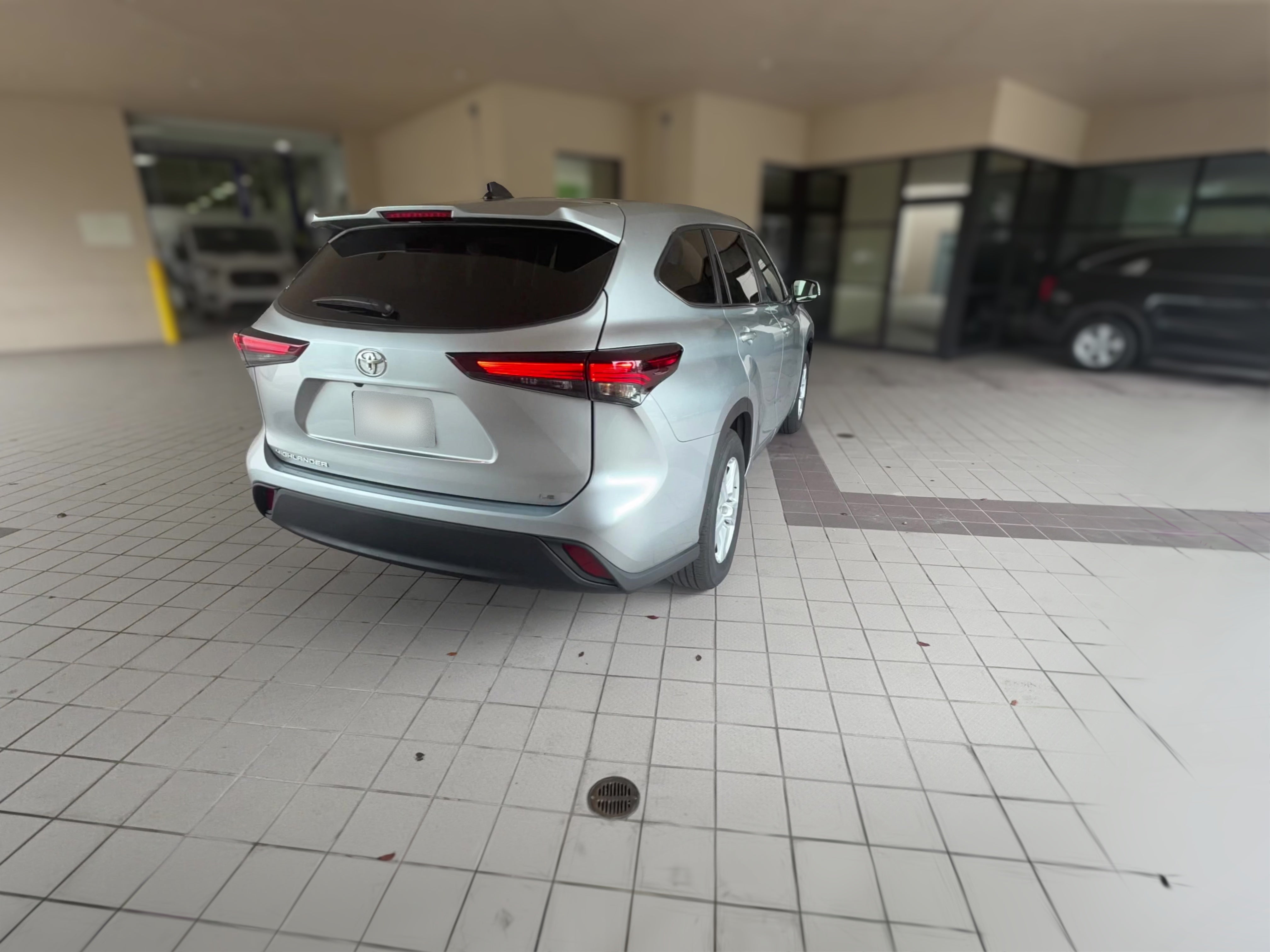 2025 Toyota Highlander LE - Photo 33