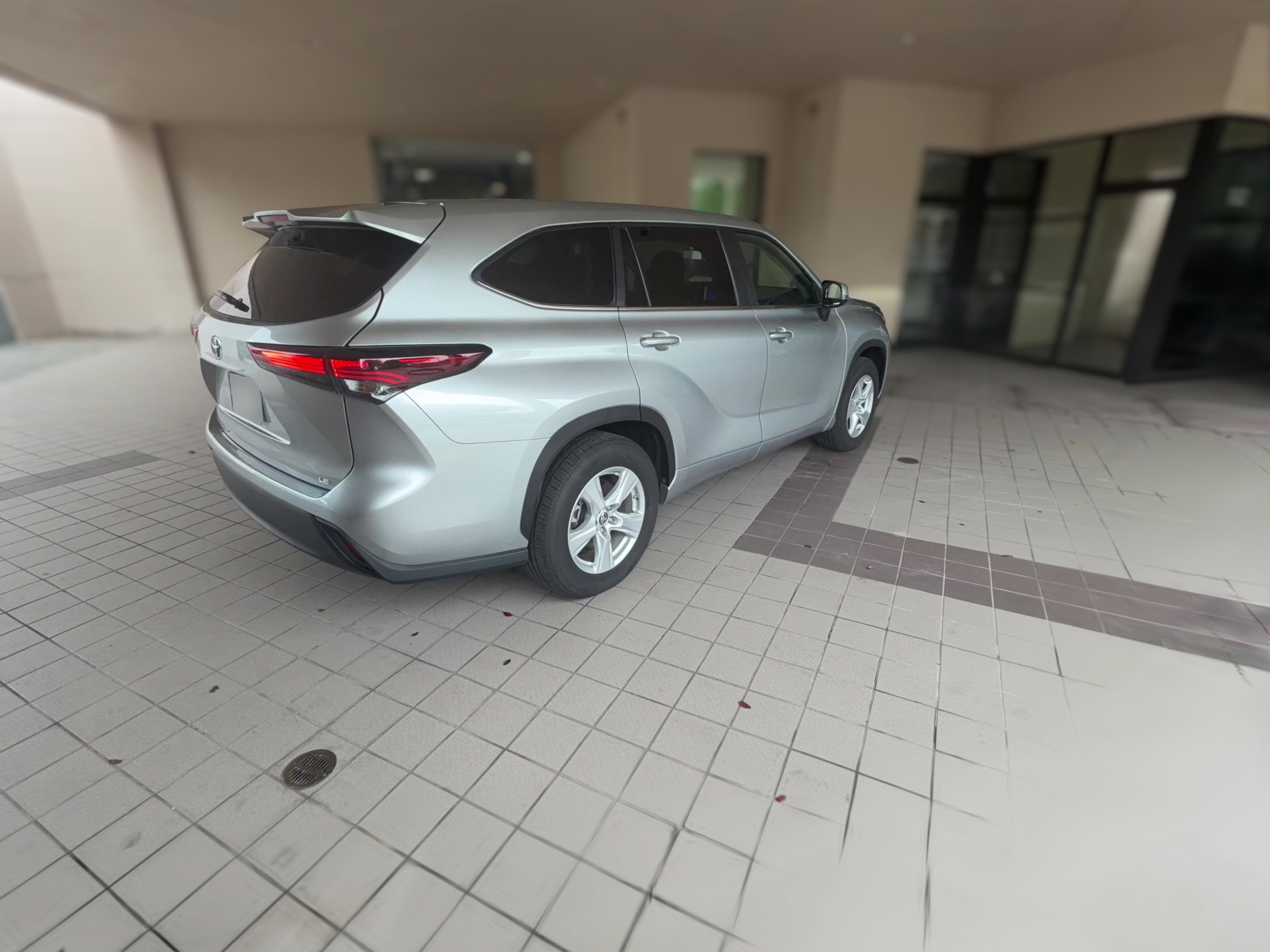 2025 Toyota Highlander LE - Photo 34
