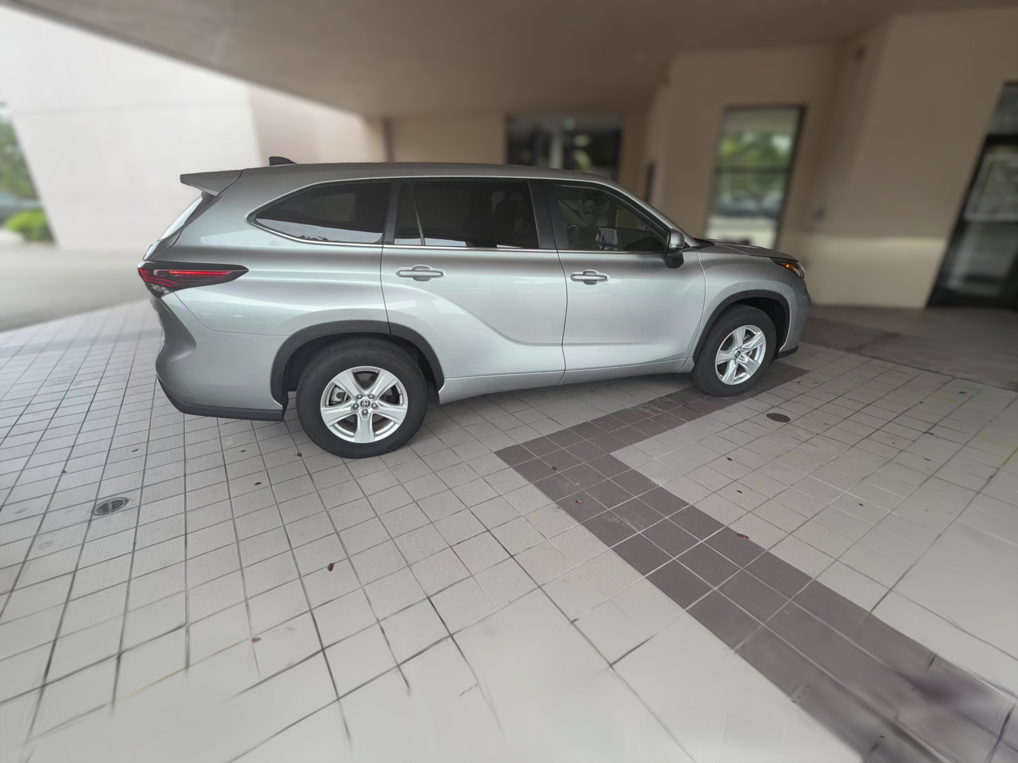 2025 Toyota Highlander LE - Photo 35