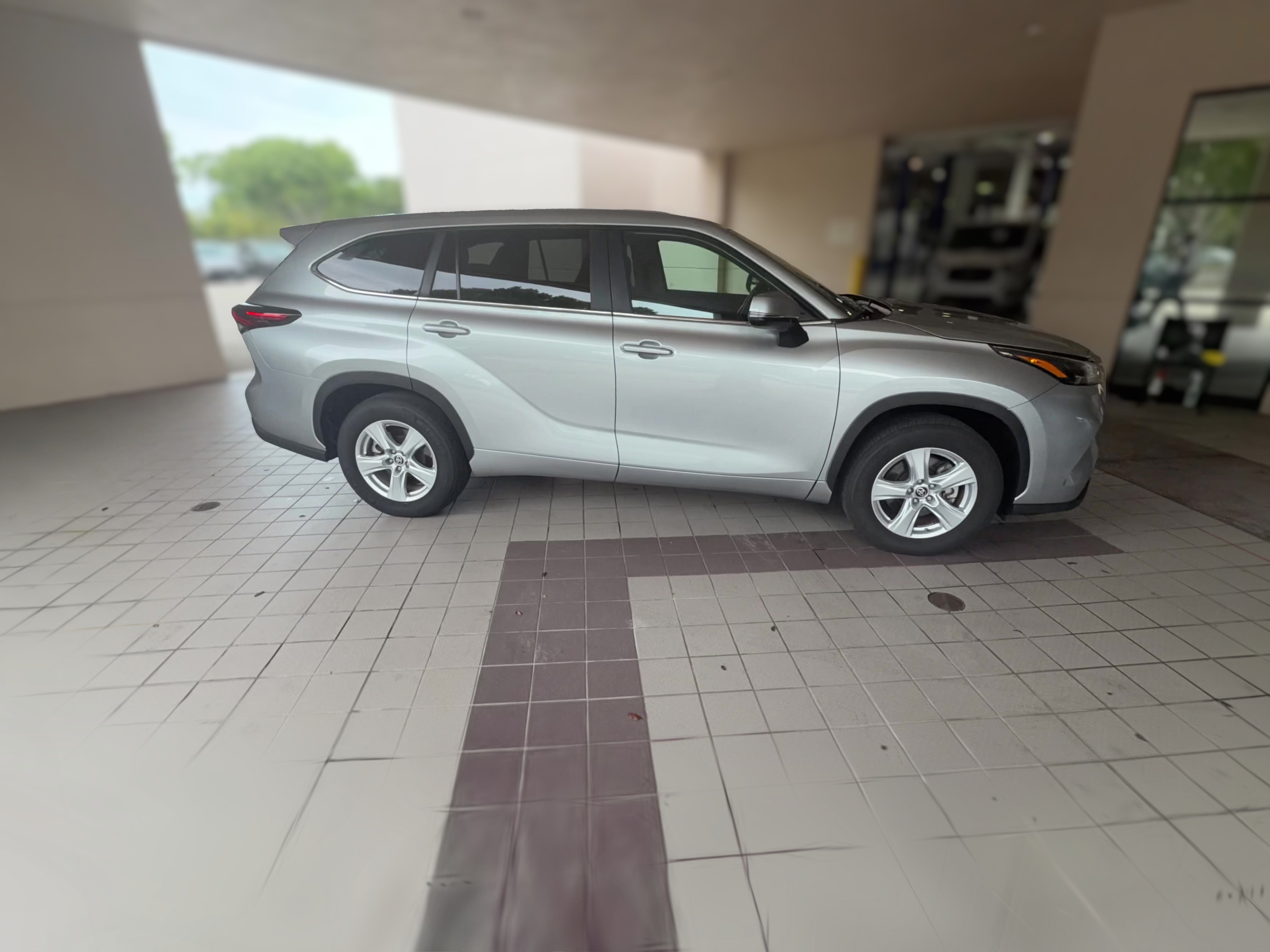 2025 Toyota Highlander LE - Photo 36