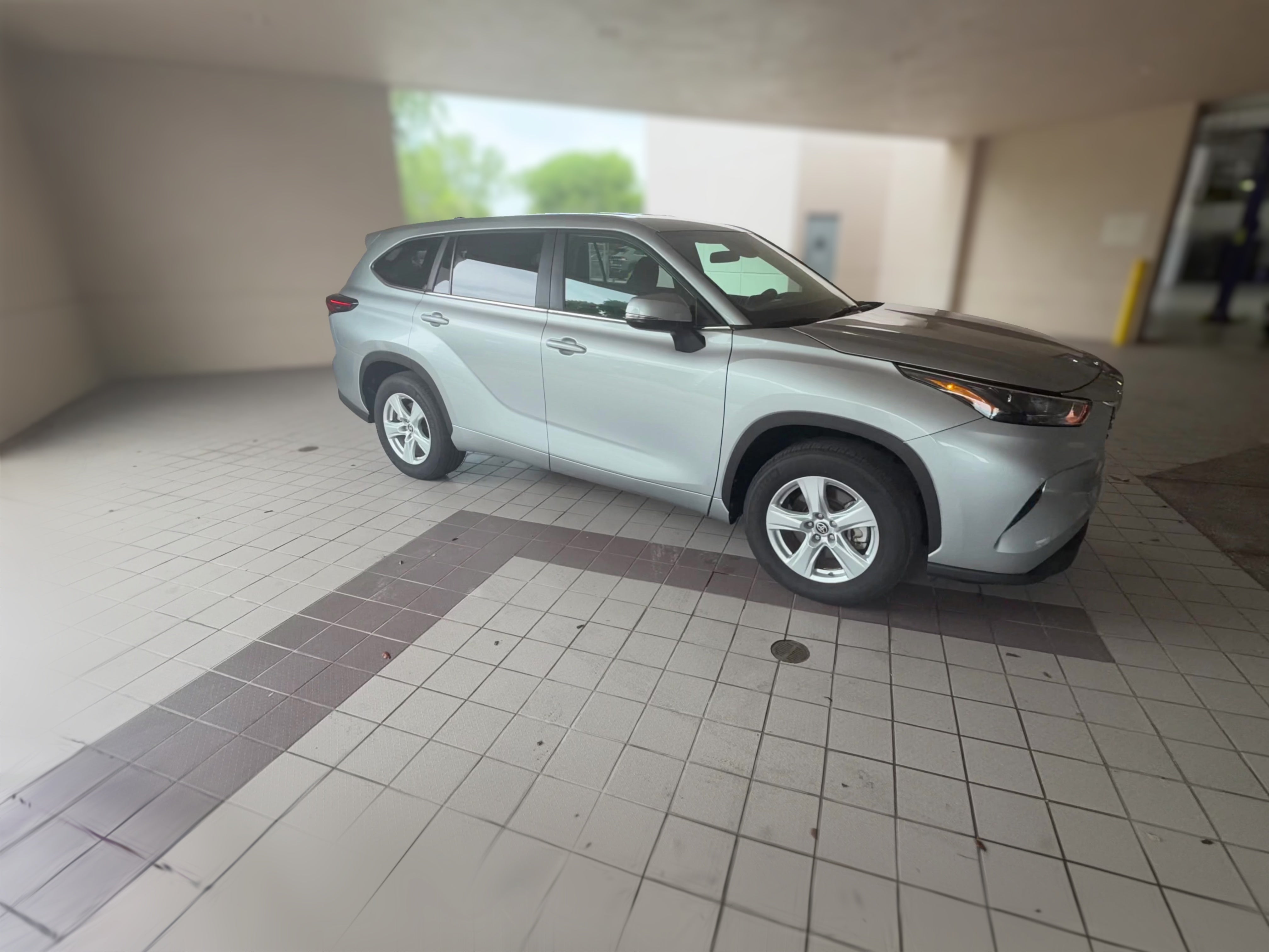 2025 Toyota Highlander LE - Photo 37