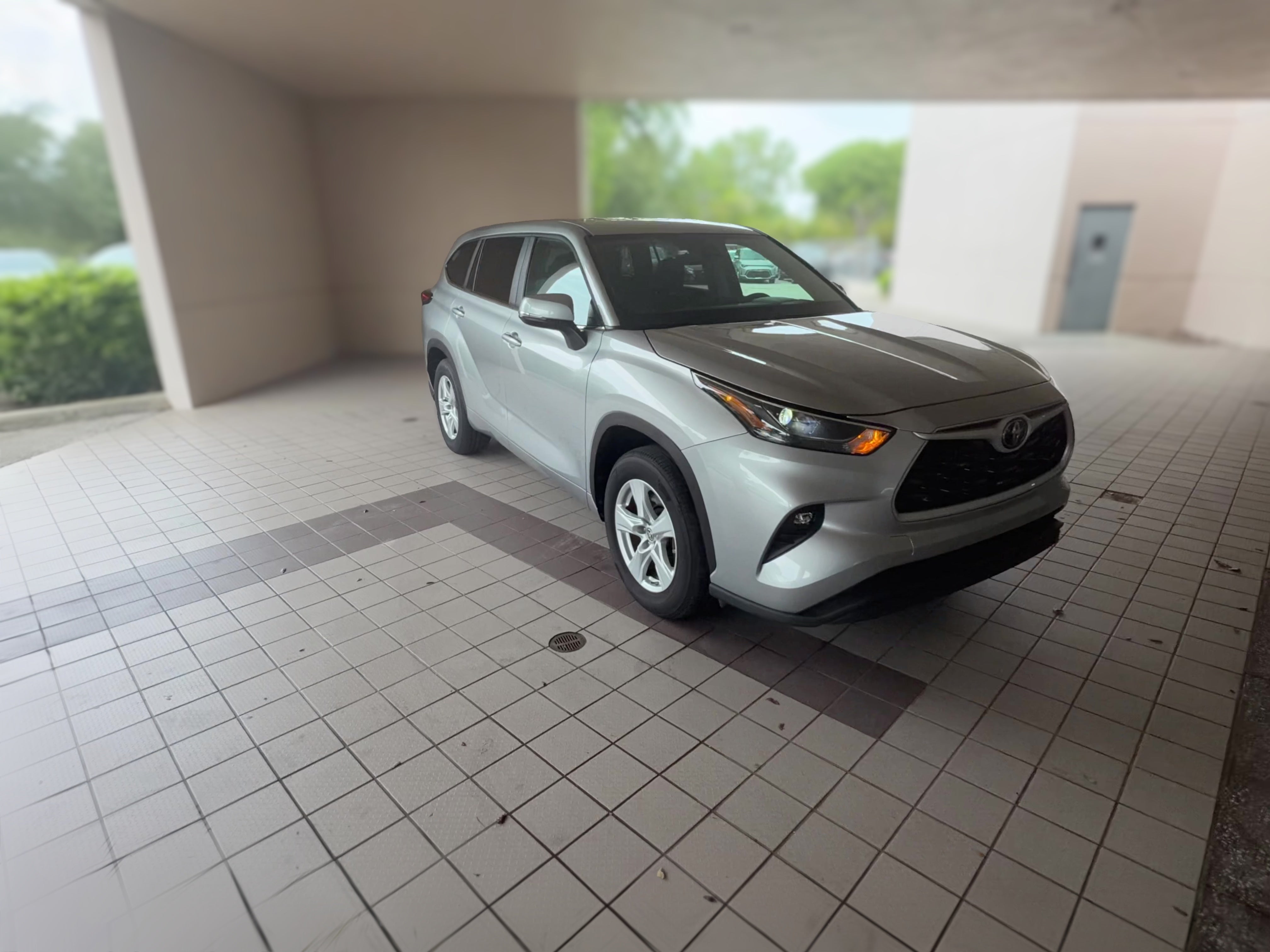 2025 Toyota Highlander LE - Photo 38