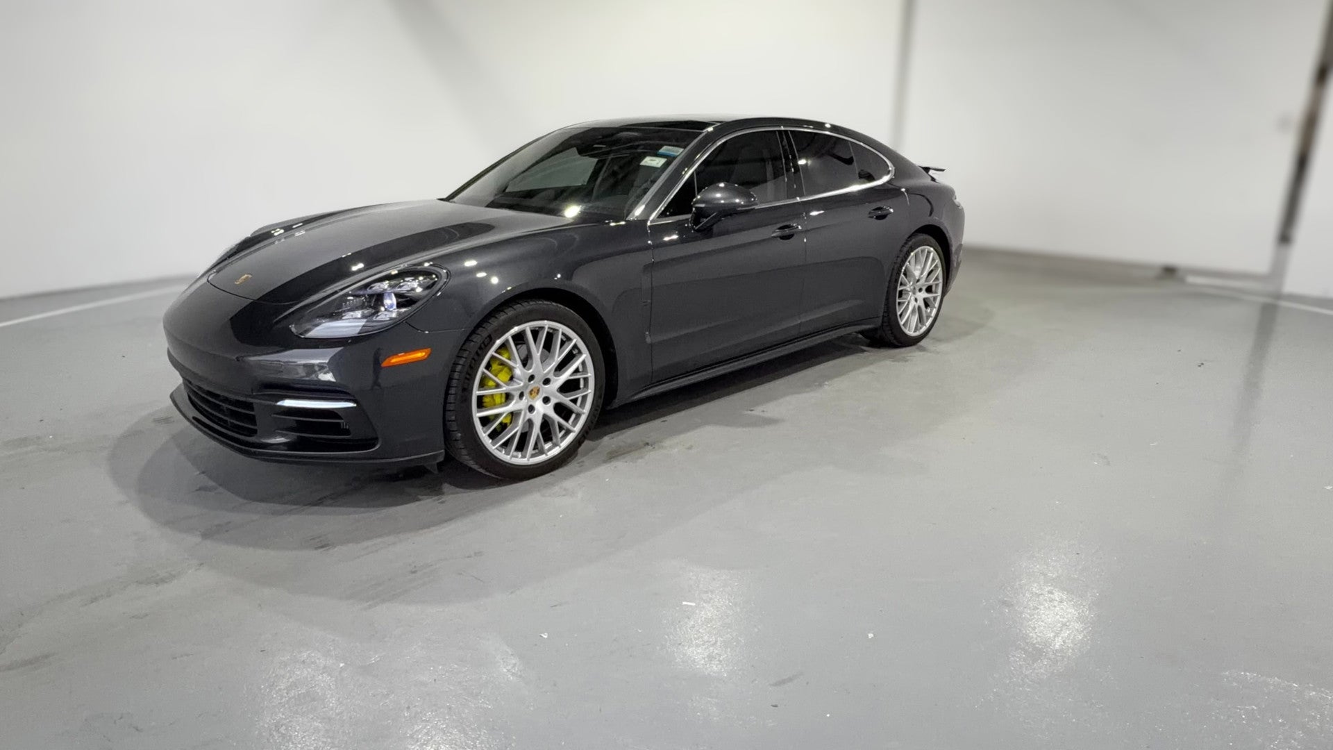 2018 Porsche Panamera vehicle photo