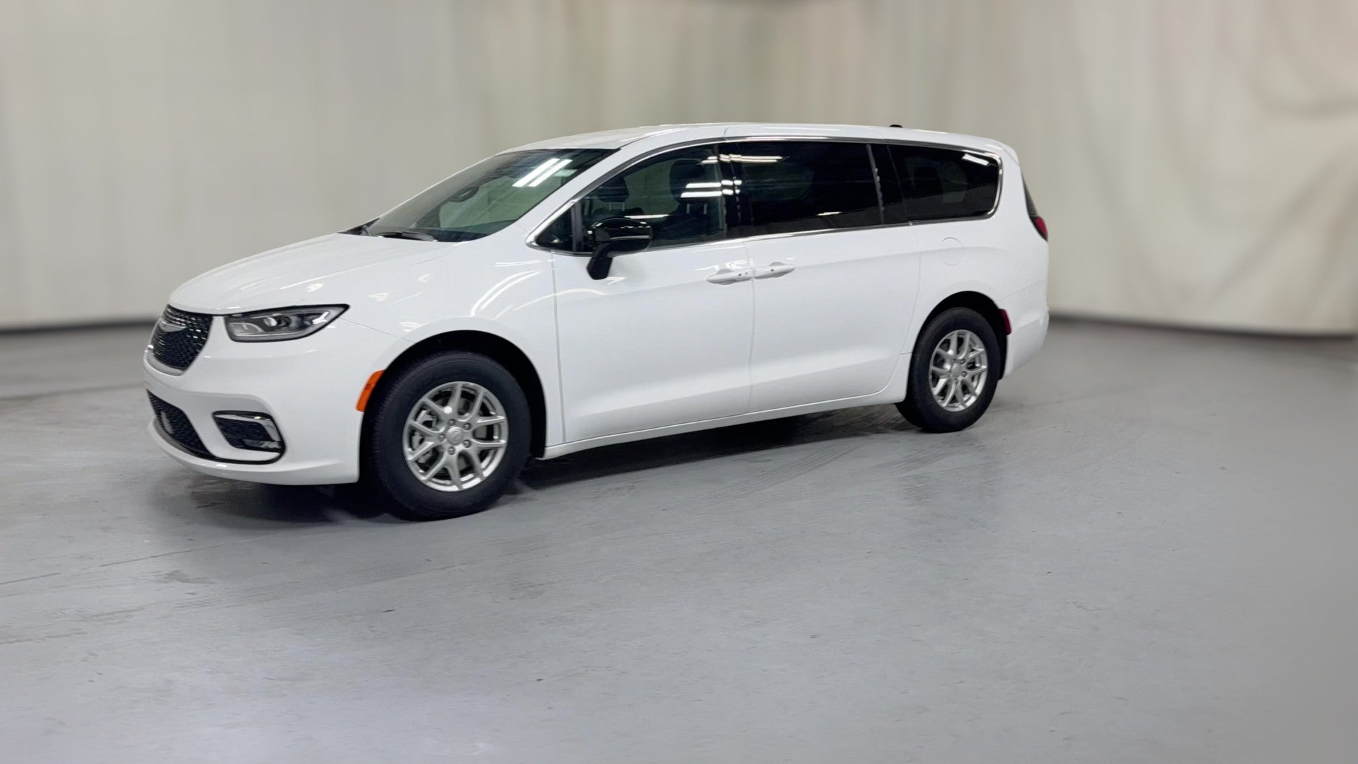 2026 Chrysler Pacifica vehicle photo