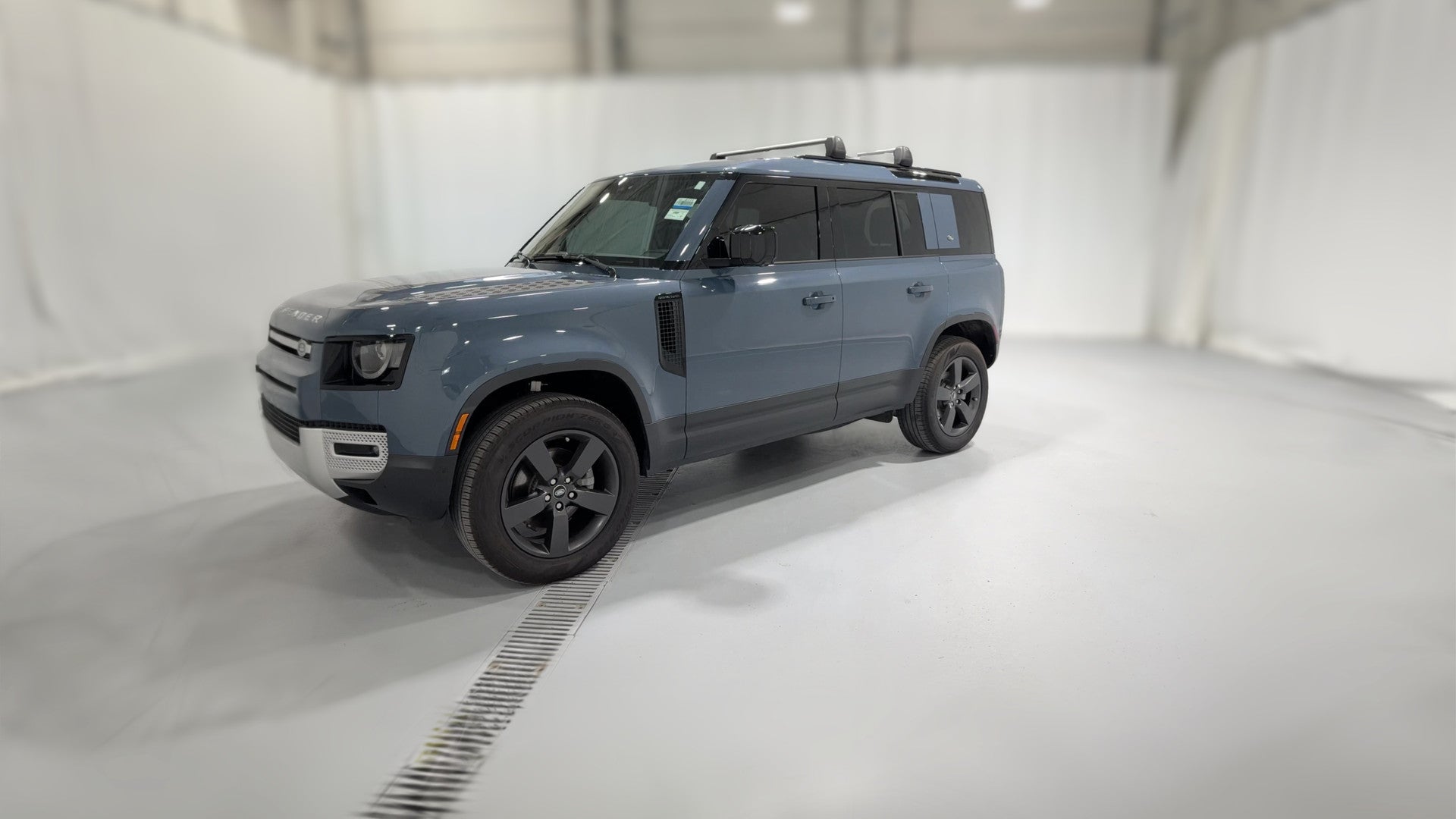 2024 Land Rover Defender 110 vehicle photo