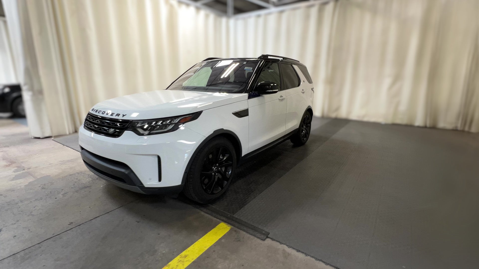 2019 Land Rover Discovery vehicle photo