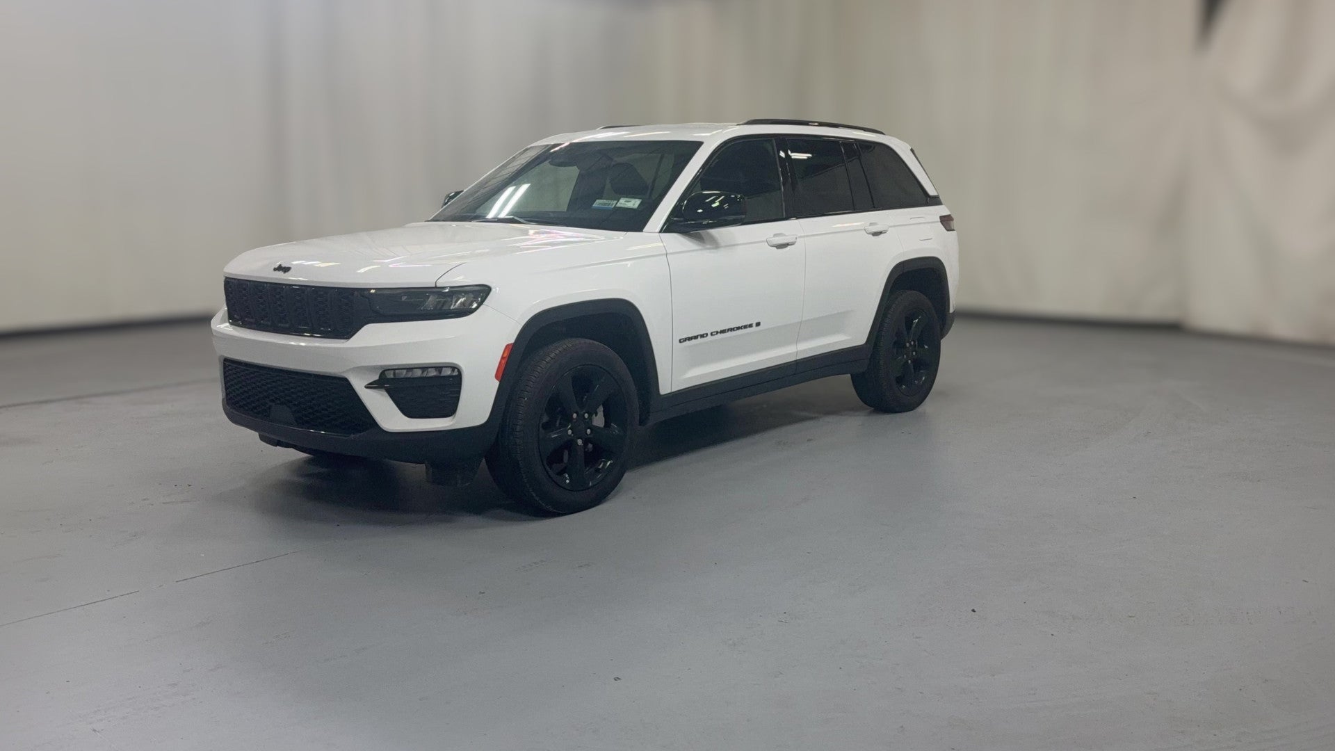 2025 Jeep Grand Cherokee vehicle photo