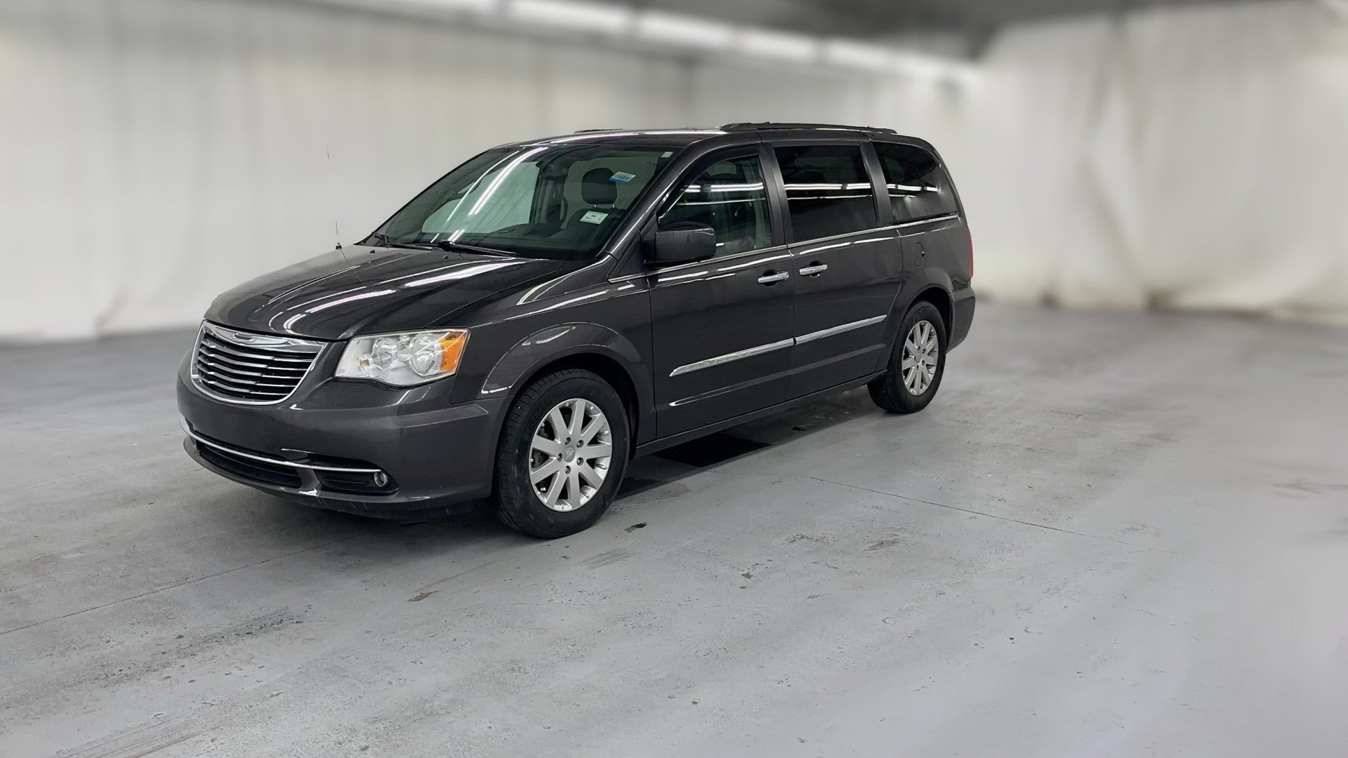 2015 Chrysler Town & Country vehicle photo