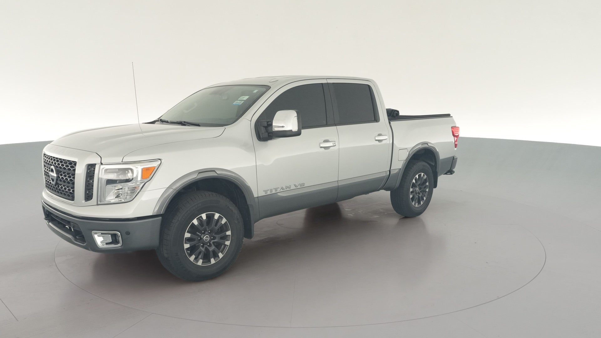 2018 Nissan Titan Crew Cab vehicle photo