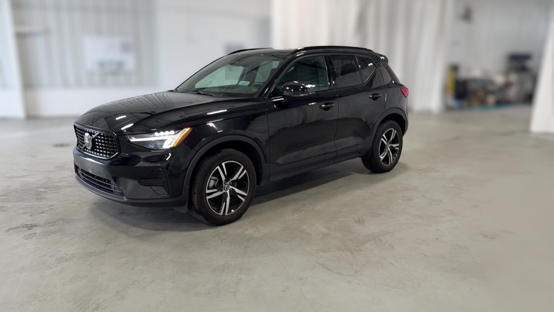 2024 Volvo XC40 vehicle photo