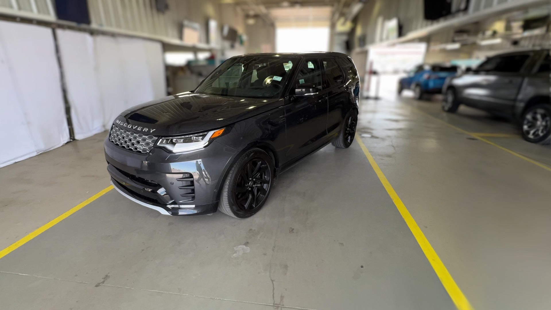 2024 Land Rover Discovery vehicle photo