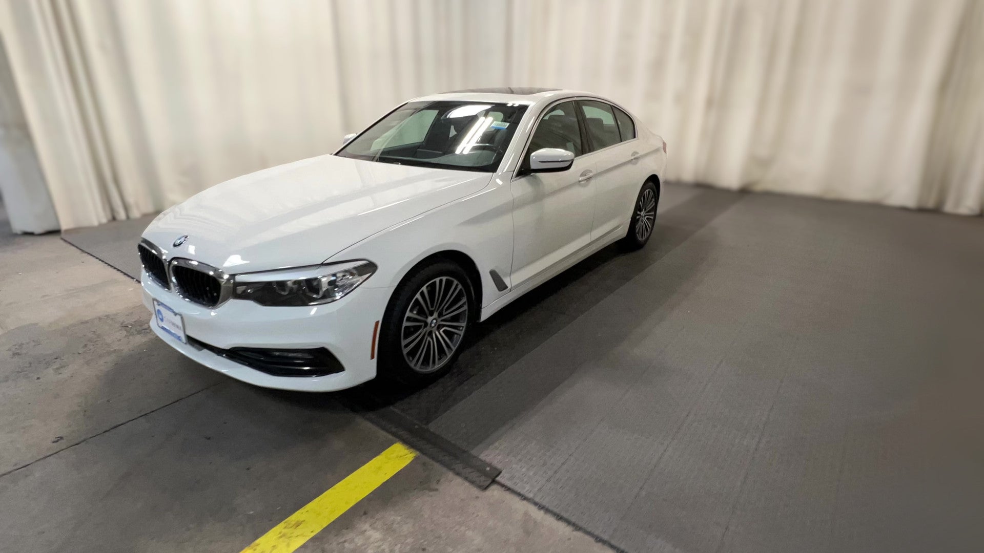 2018 BMW 5 Series vehicle photo