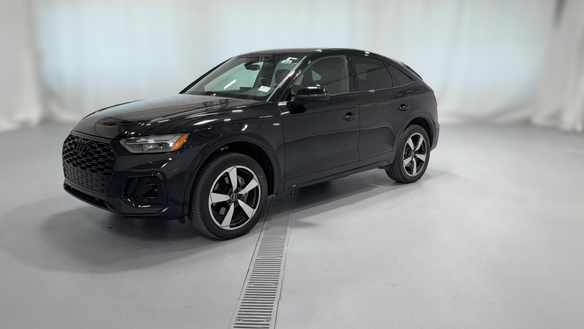 2023 Audi Q5 Sportback vehicle photo
