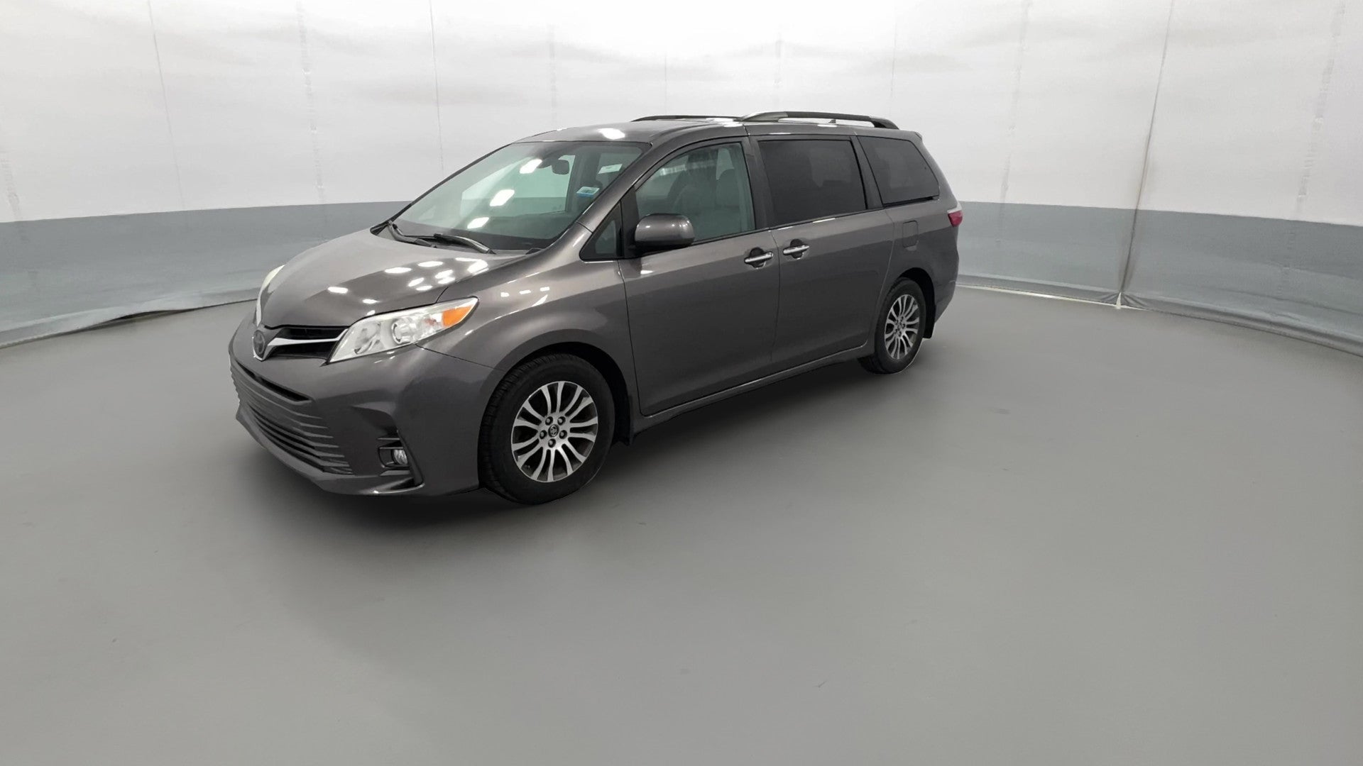 2018 Toyota Sienna vehicle photo