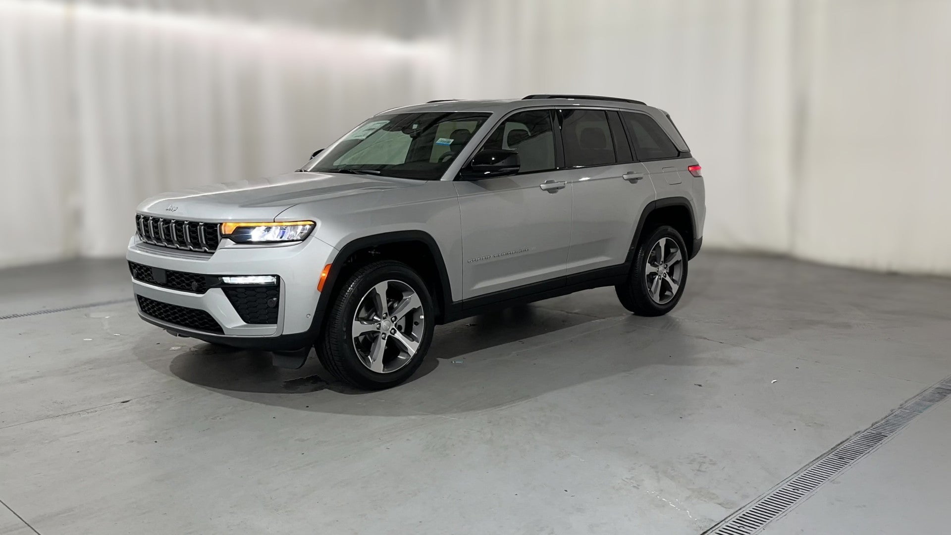 2026 Jeep Grand Cherokee vehicle photo