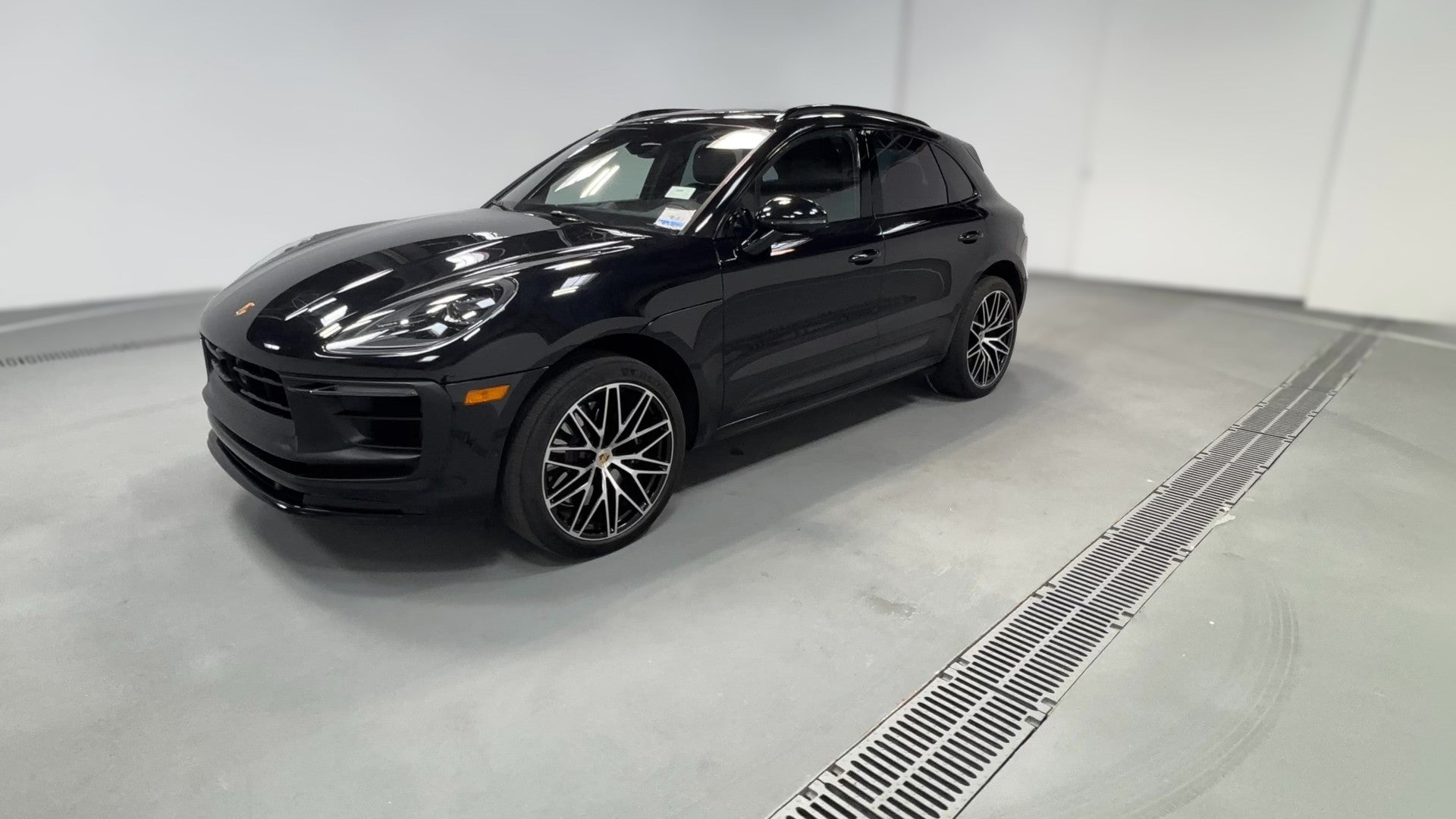 2023 Porsche Macan vehicle photo