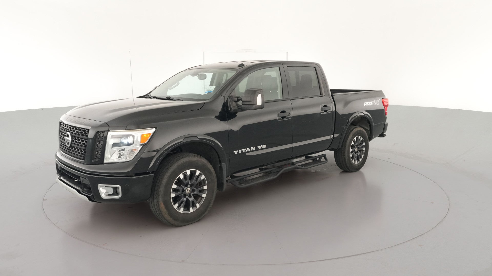 2018 Nissan Titan Crew Cab vehicle photo