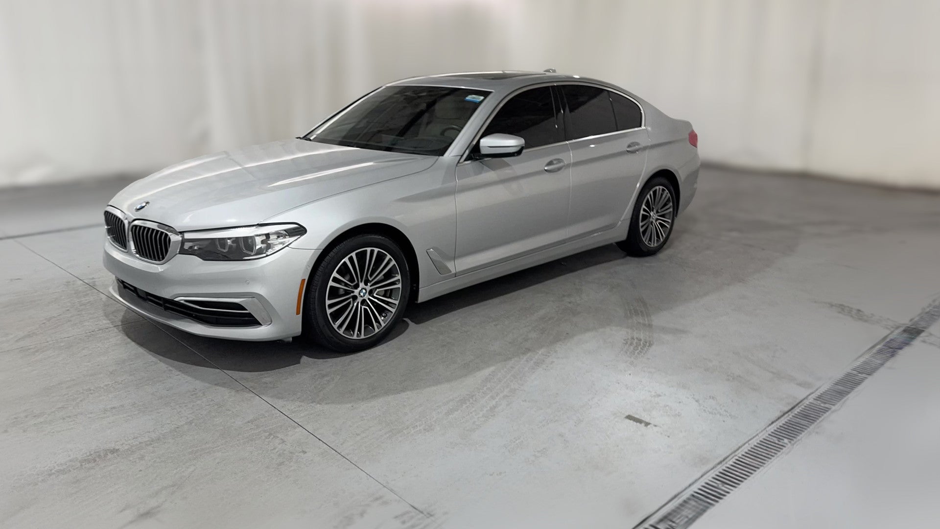 2019 BMW 5 Series vehicle photo