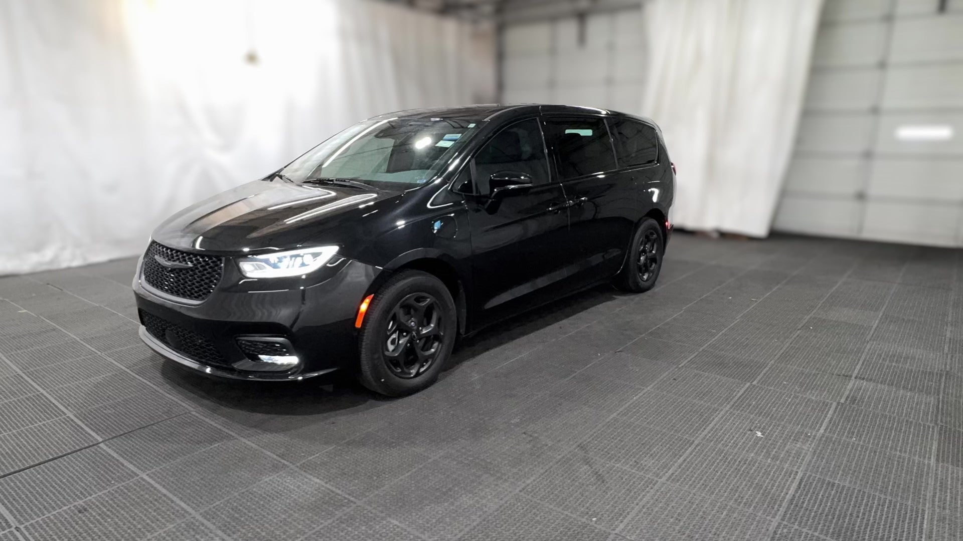 2024 Chrysler Pacifica Hybrid vehicle photo