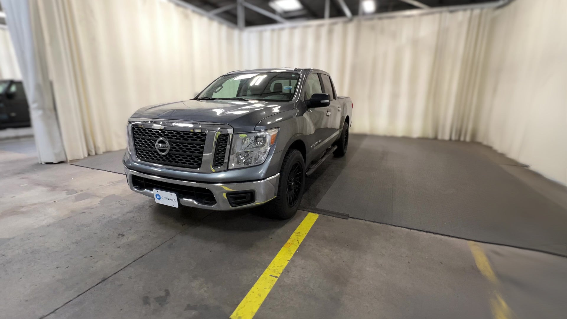 2018 Nissan Titan Crew Cab vehicle photo