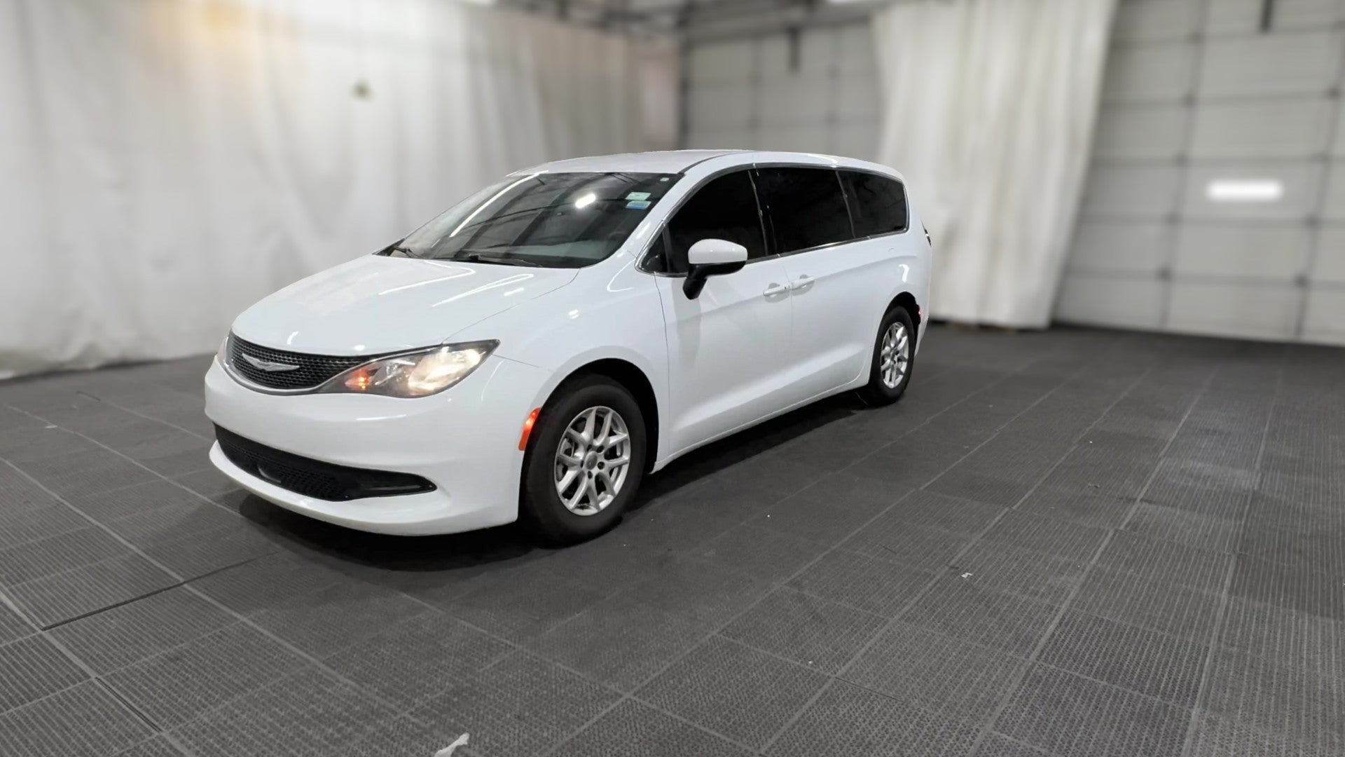 2021 Chrysler Voyager vehicle photo