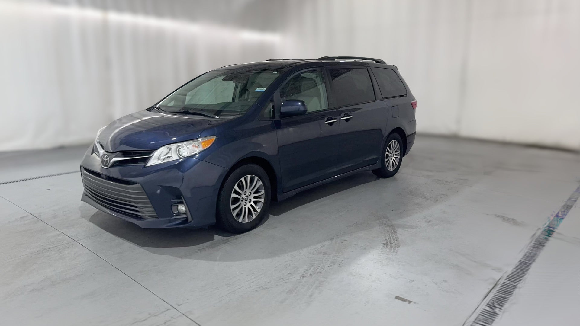 2018 Toyota Sienna vehicle photo