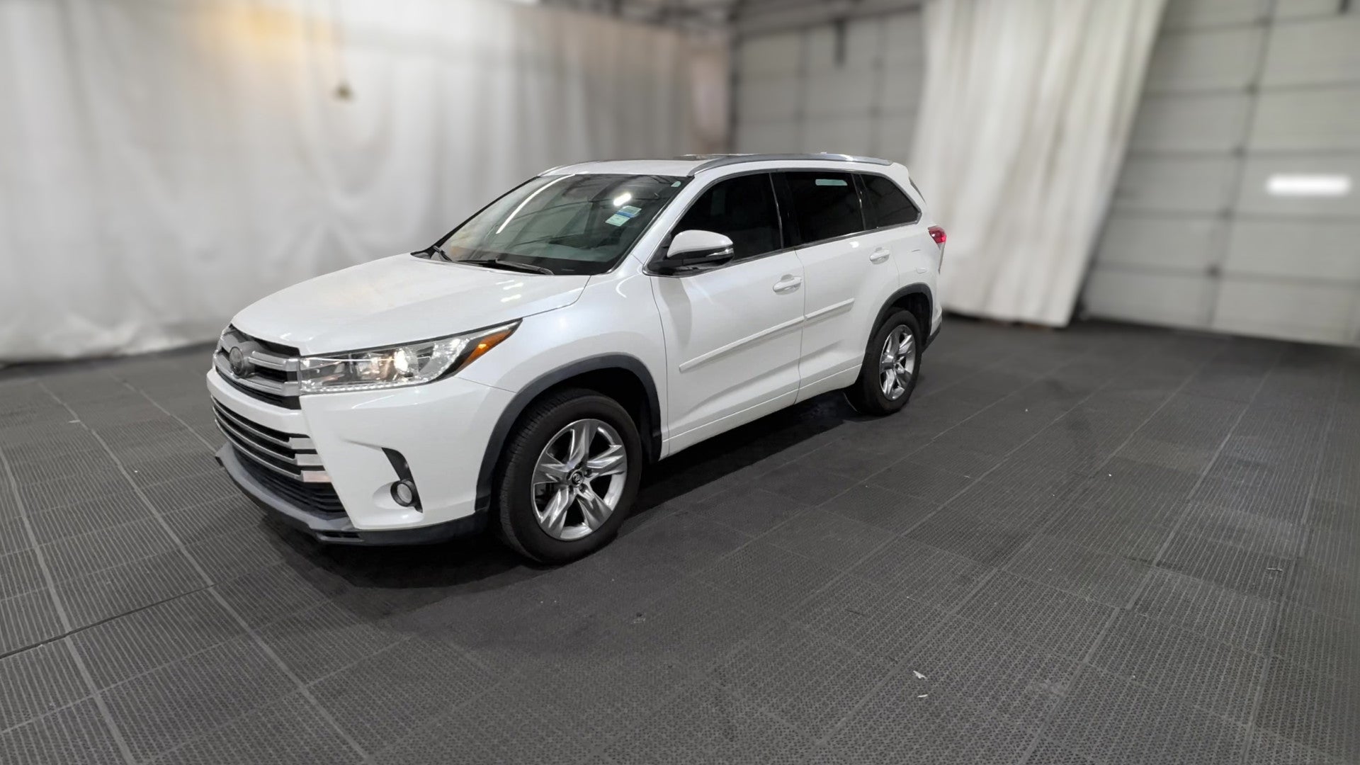2018 Toyota Highlander vehicle photo