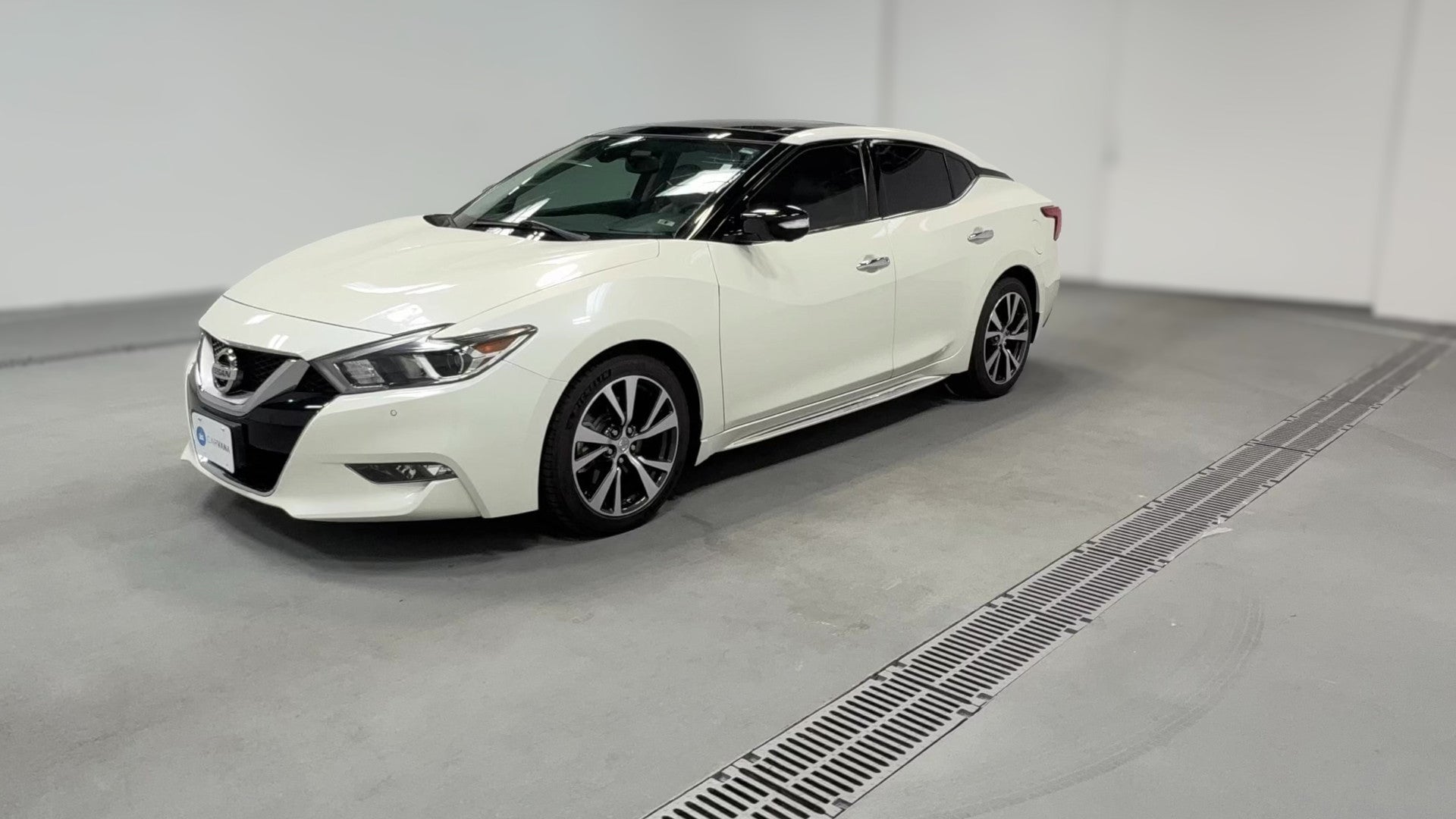 2017 Nissan Maxima vehicle photo