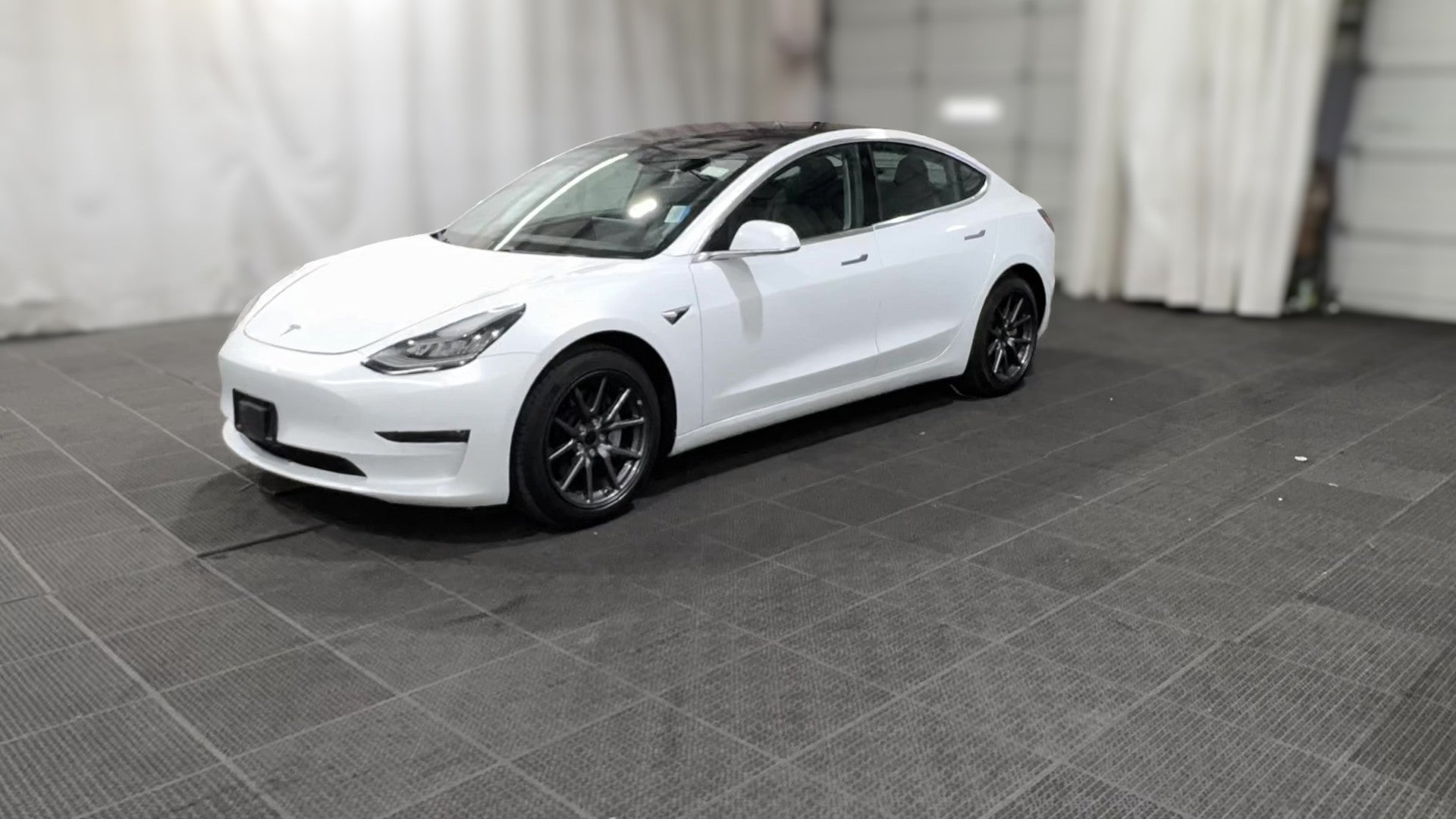 2018 Tesla Model 3 vehicle photo