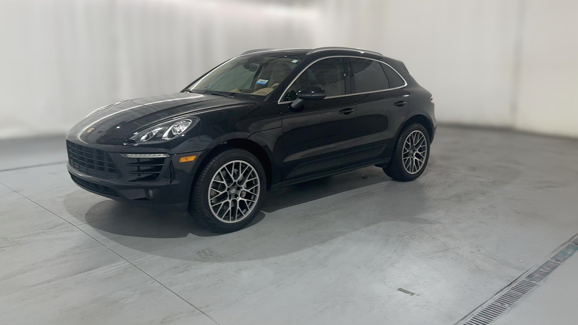 2016 Porsche Macan vehicle photo