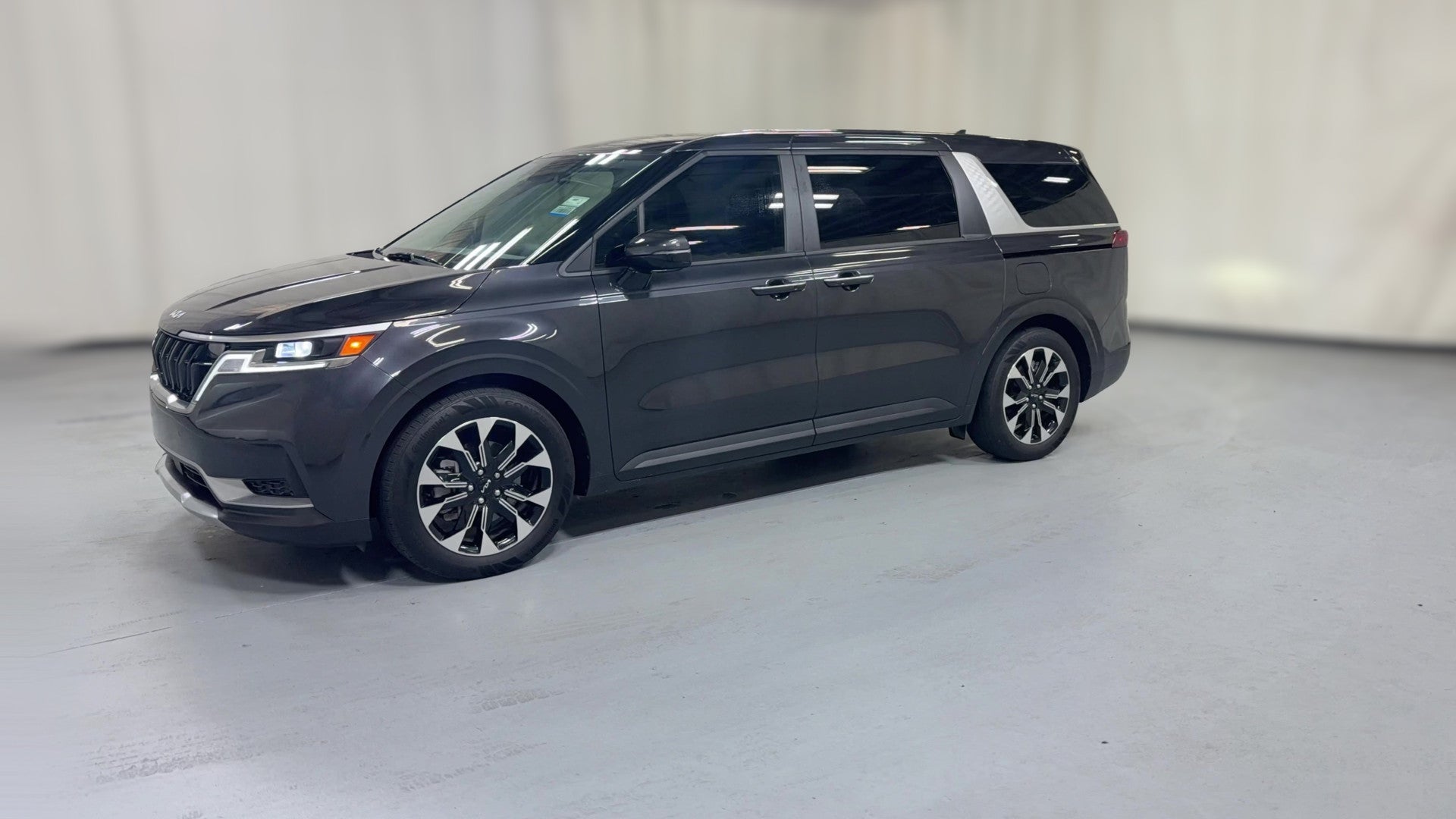 2024 Kia Carnival vehicle photo