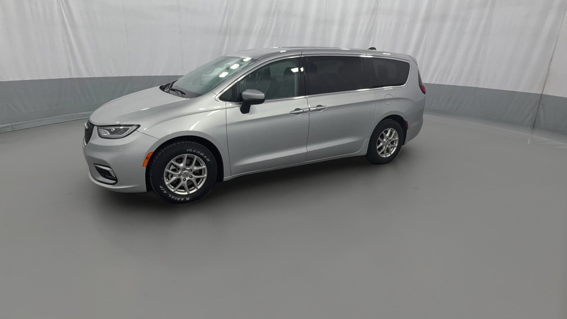 2023 Chrysler Pacifica vehicle photo
