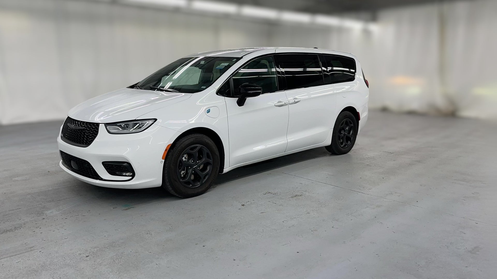 2024 Chrysler Pacifica Hybrid vehicle photo