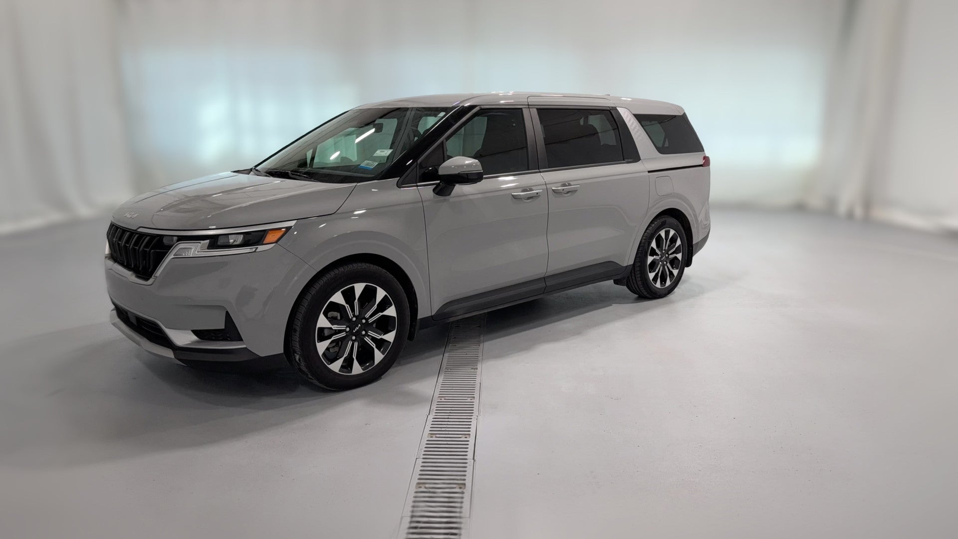 2024 Kia Carnival vehicle photo